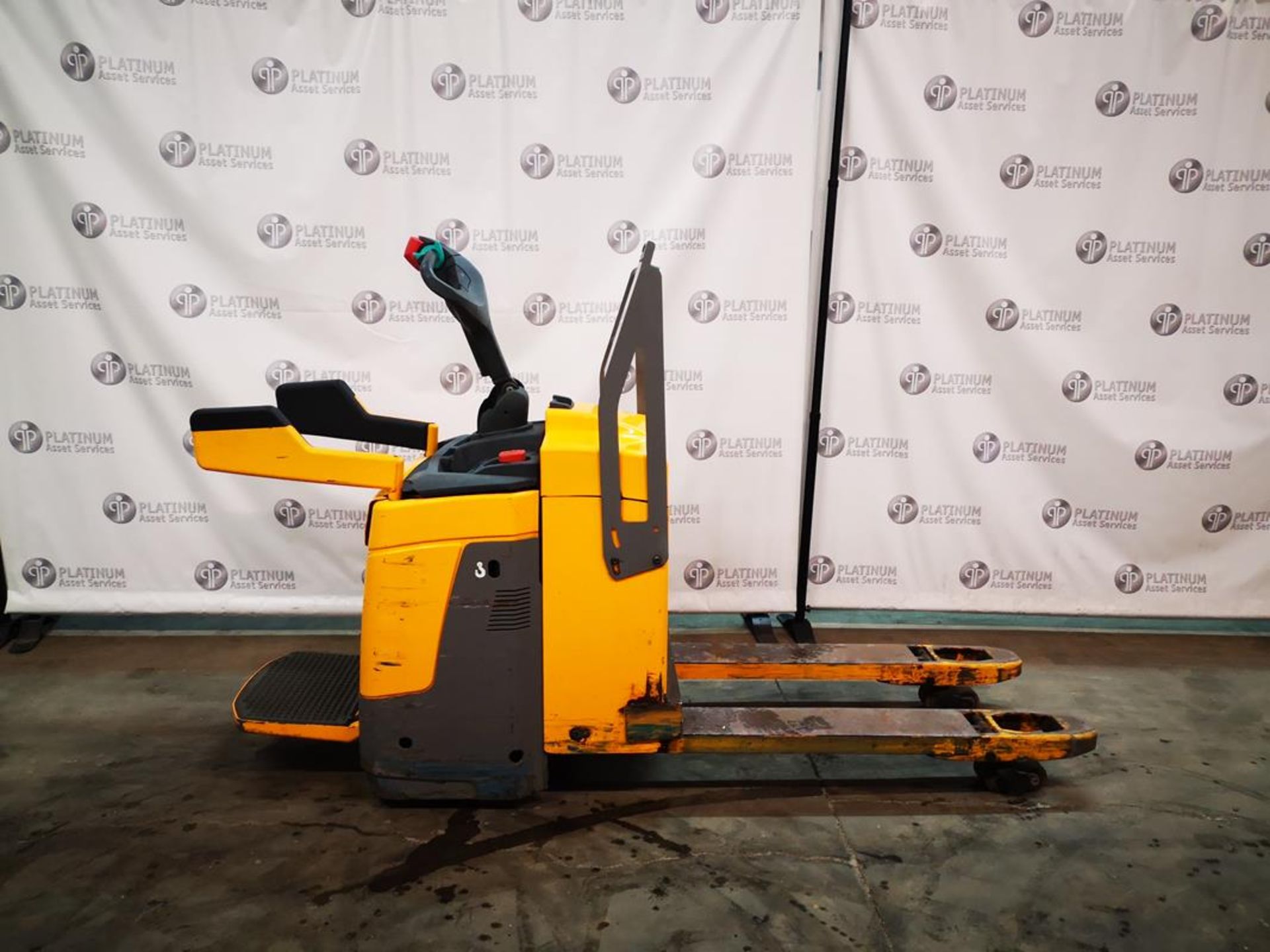 JUNGHEINRICH, ERE225, 5,000 LBS, 24 V BATTERY POWERED, RIDING PALLET TRUCK - Image 3 of 10