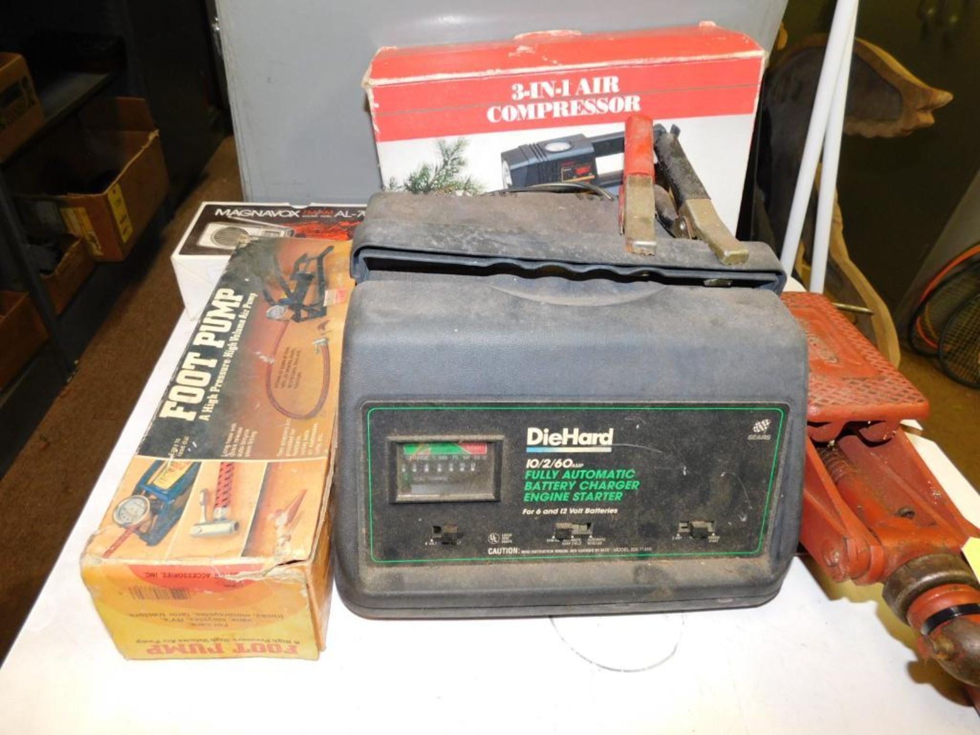 LOT: Cross Country Jack, Die Hard Battery Charger, 3 - in - 1 Air Compressor, Foot Pump, Pocket Radi - Image 3 of 4