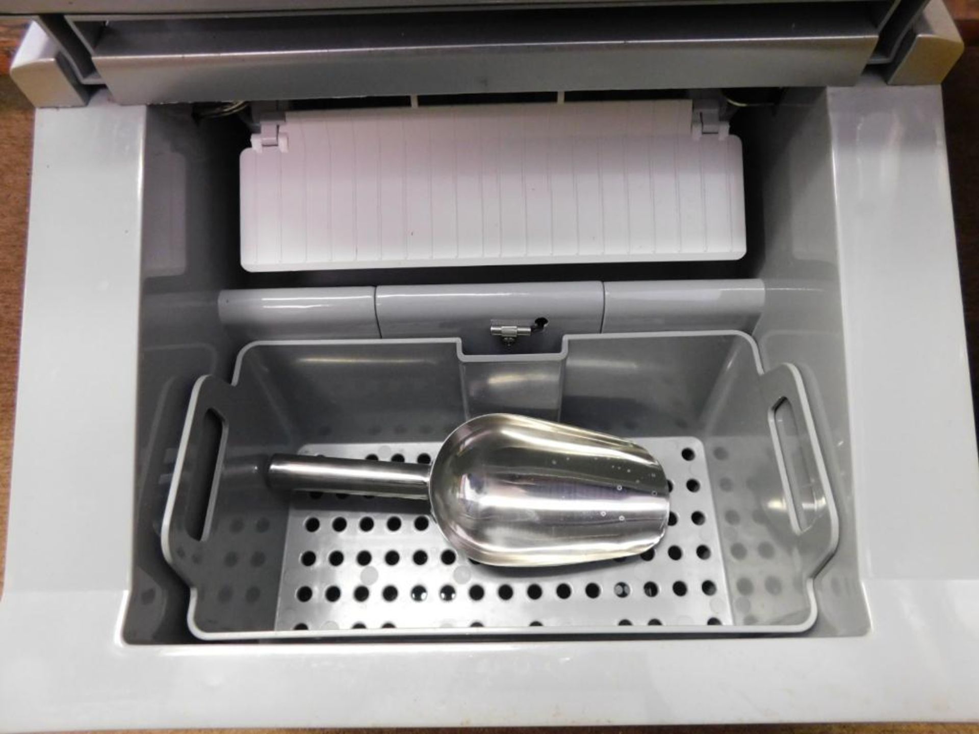 LOT: Windchaser Portable Ice Maker, Envirascape Mini Steps Tabletop Relaxation Waterfall Mini Steps - Image 5 of 6