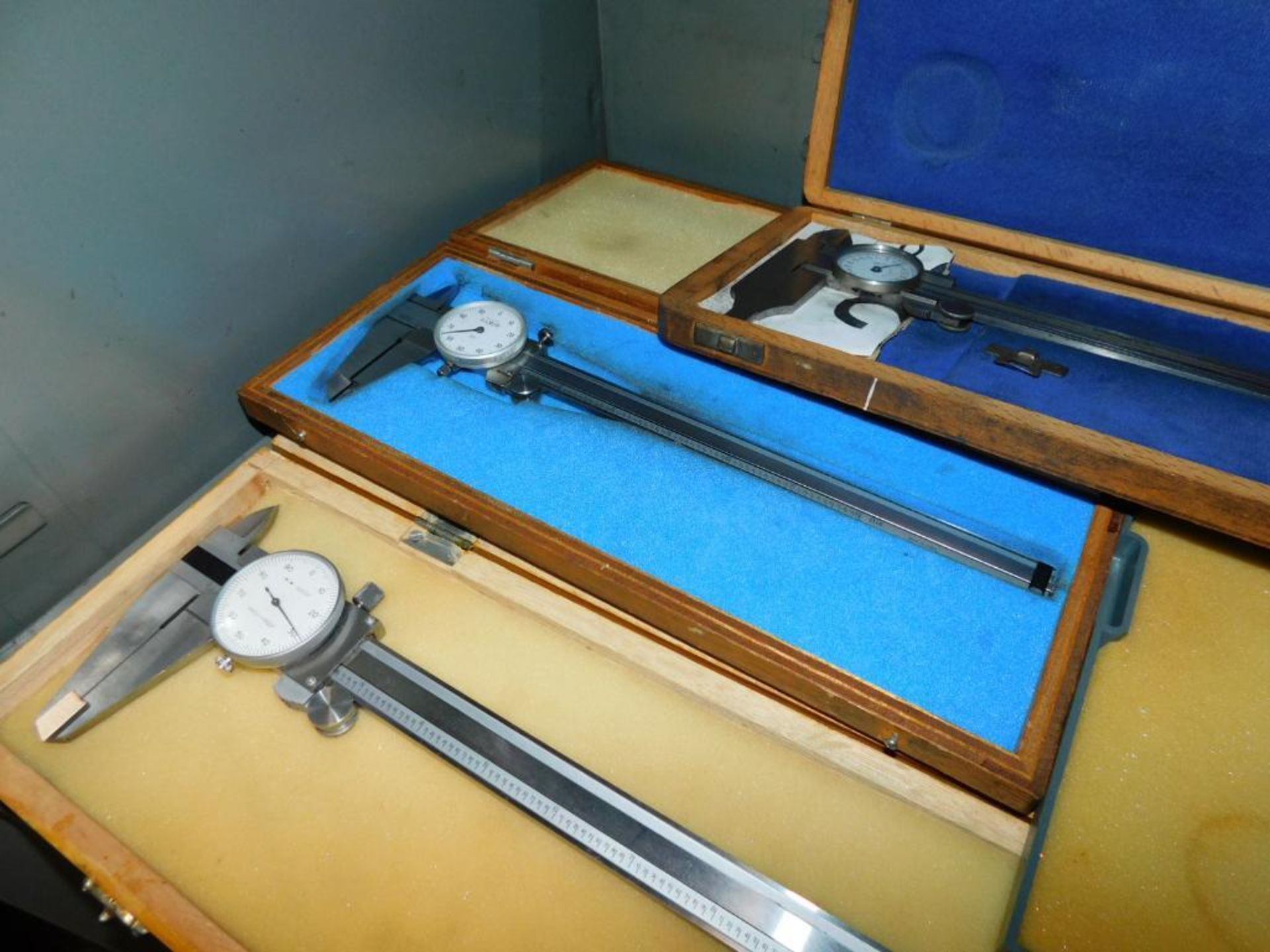 LOT: Contents of Shelf: (3) Assorted Vernier Calipers, (4) Assorted Dial Calipers - Image 5 of 7