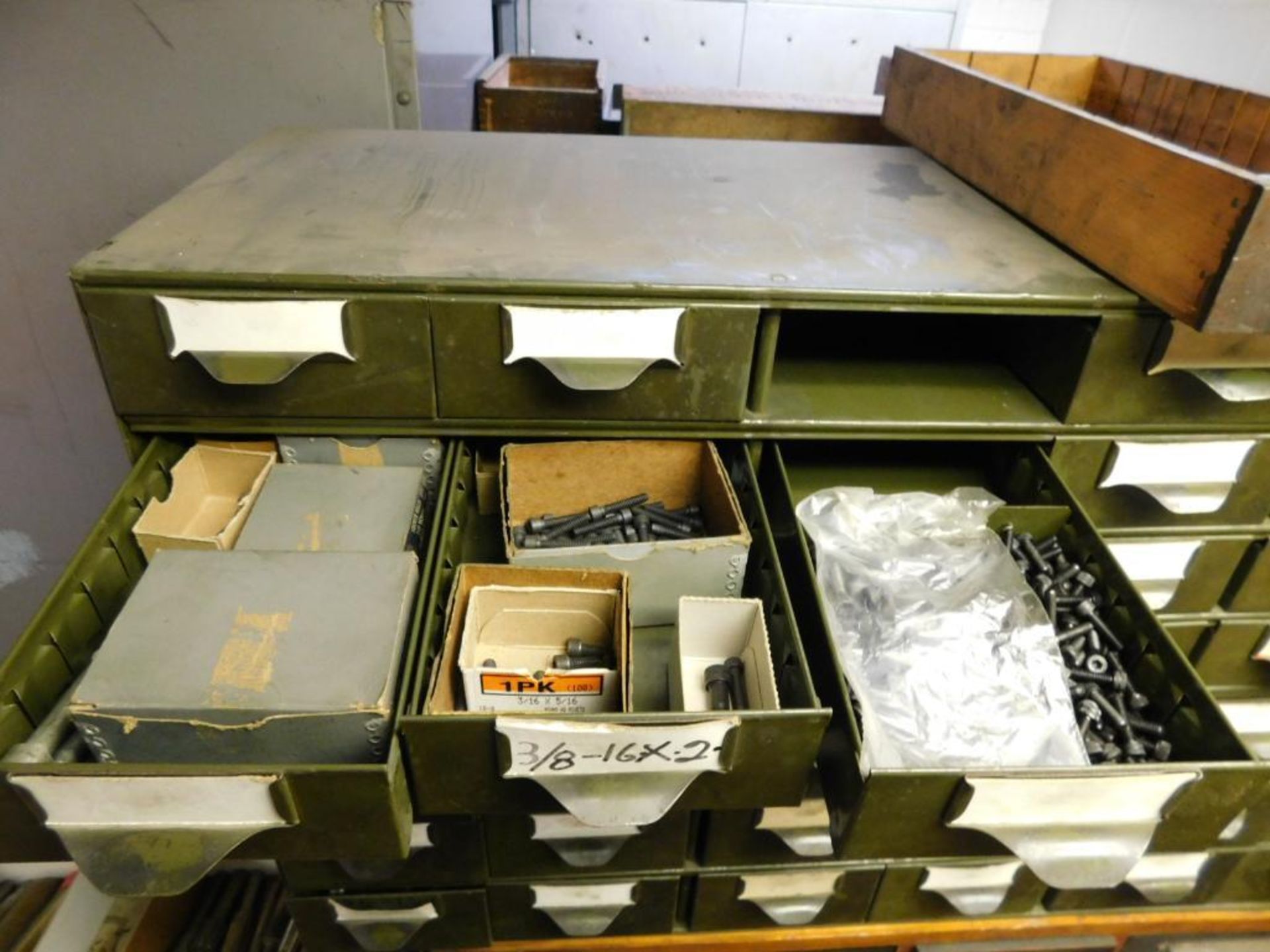 LOT: (2) Lyon Parts/Hardware Cabinets w/Contents, Assorted Hardware, Socket Cap Head Screws - Bild 13 aus 16