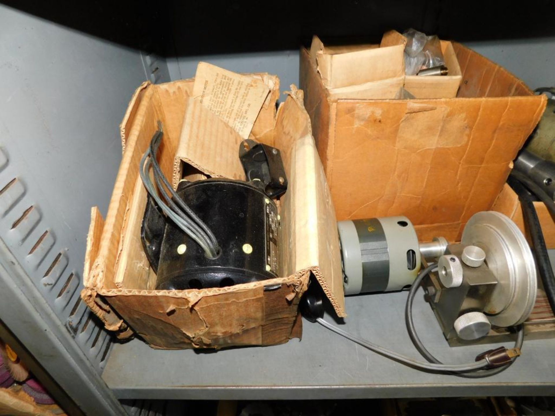 LOT: Contents of (2) Shelves: Electric Motor, Tool Post Grinder, Auto Transformer, Motor Controller, - Bild 4 aus 15