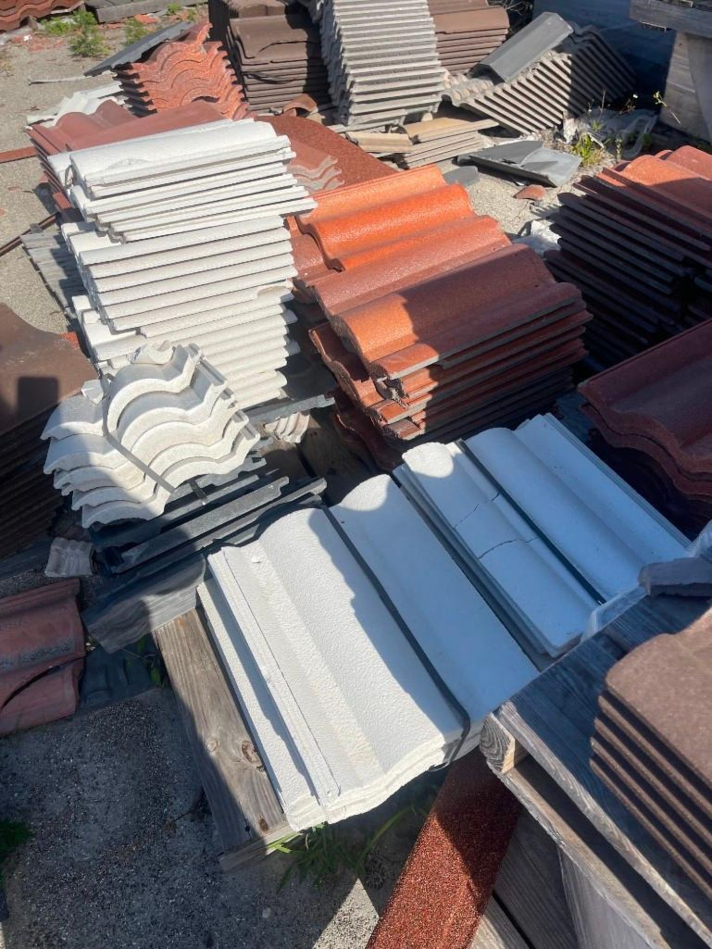 LOT: Assorted Roofing Tiles - Image 9 of 20