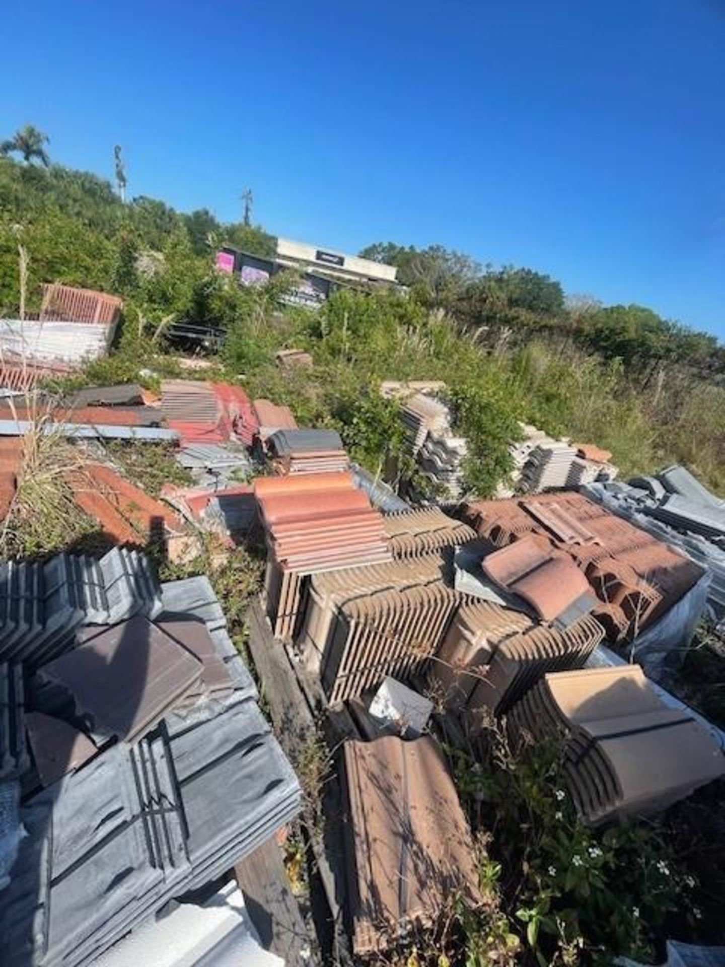 LOT: Assorted Roofing Tiles - Image 2 of 20