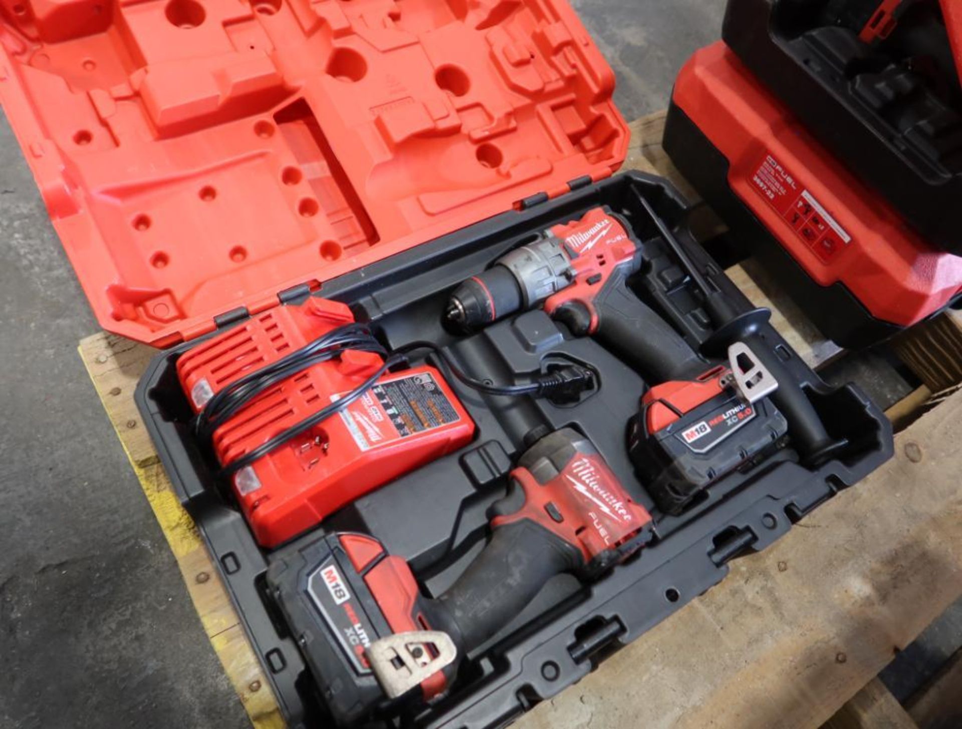 LOT: (2) Milwaukee M18 Fuel 2-Tool Hammer Drill/Impact Driver - Bild 3 aus 3