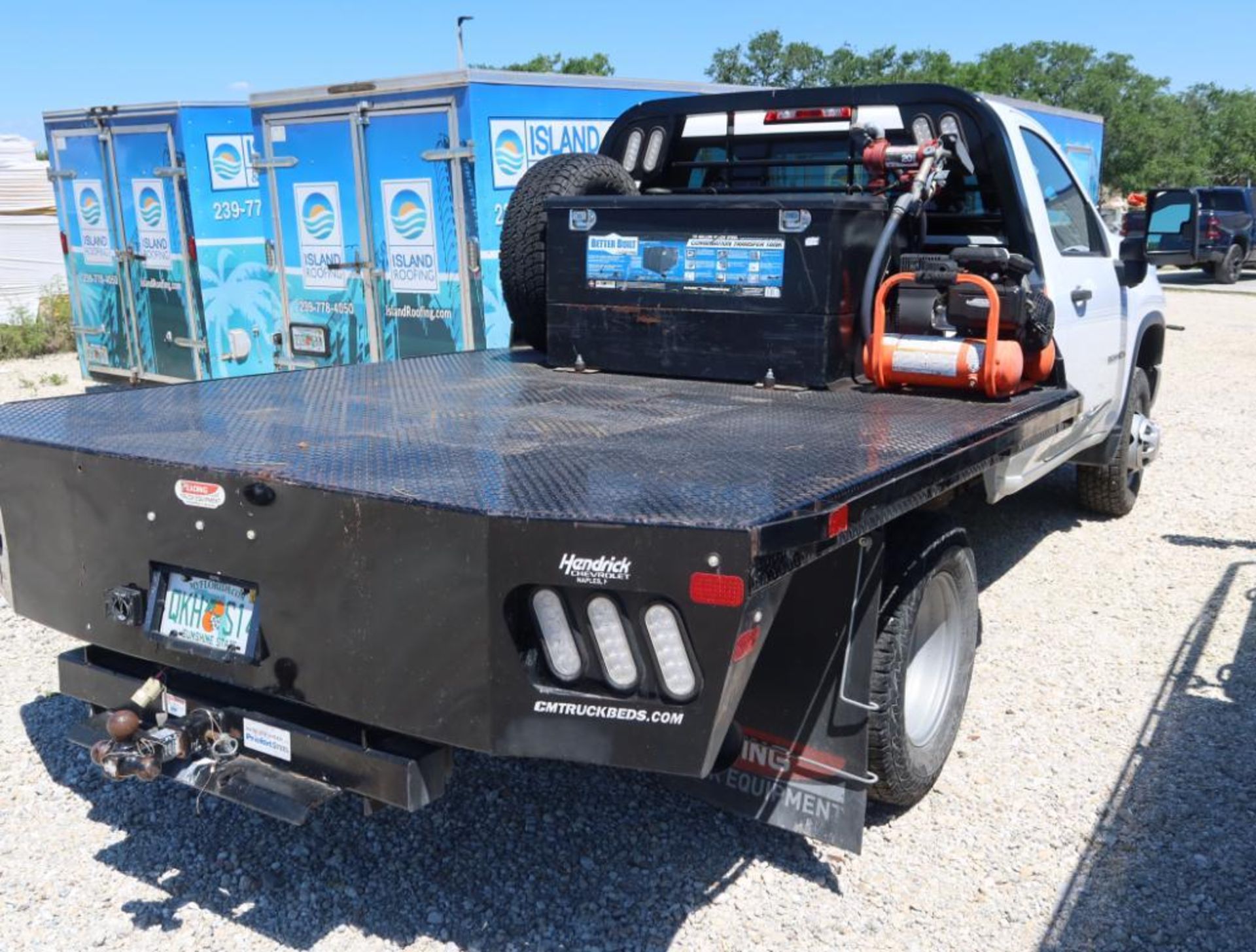 2021 Chevy Silverado 3500 4 Door Flat Bed Dual Wheel w/Air Compressor and Transfer Tank/Toolbox, Die - Bild 3 aus 8