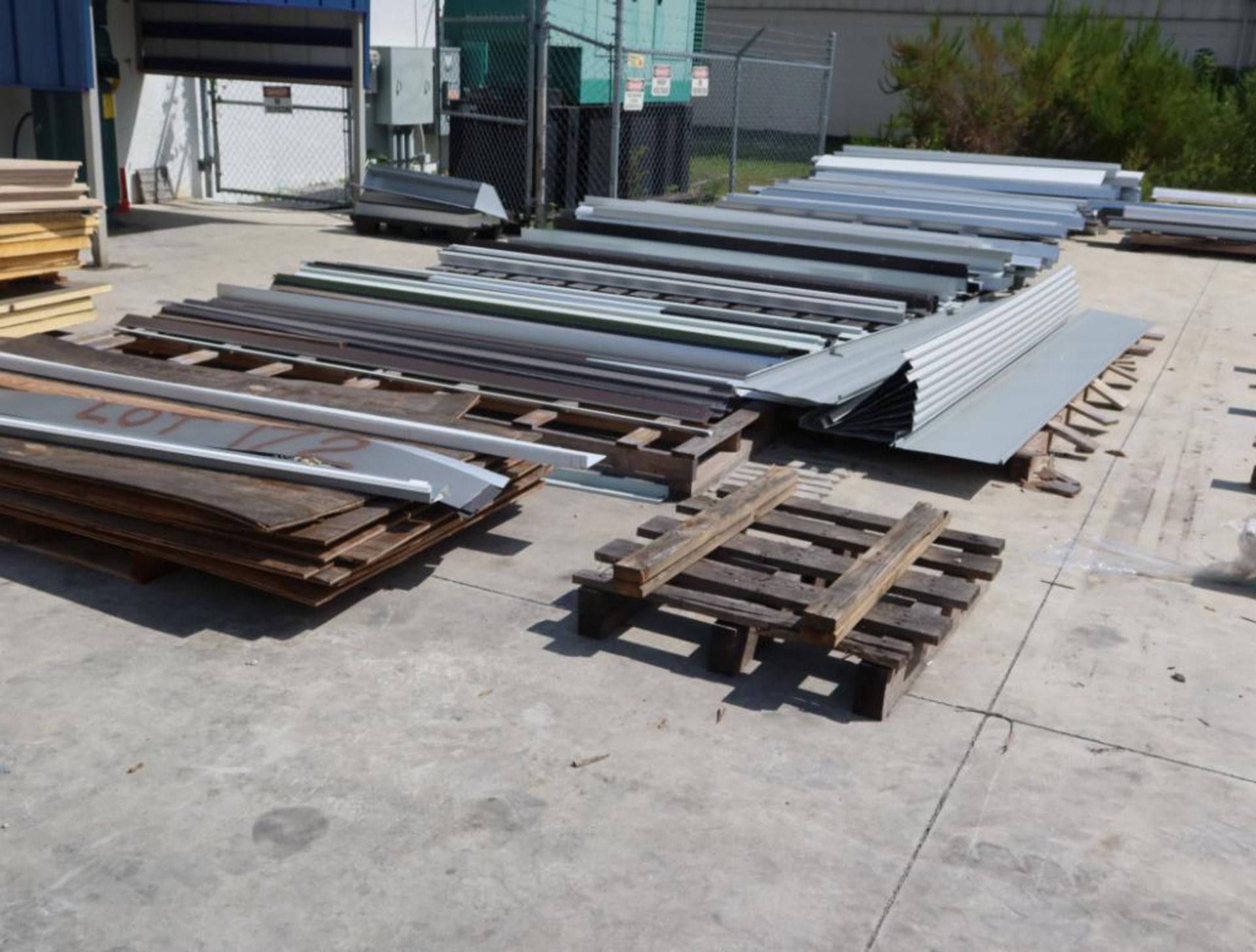 LOT: Large Quantity of Metal Fachia, Valley, Drip Edge - Image 3 of 7