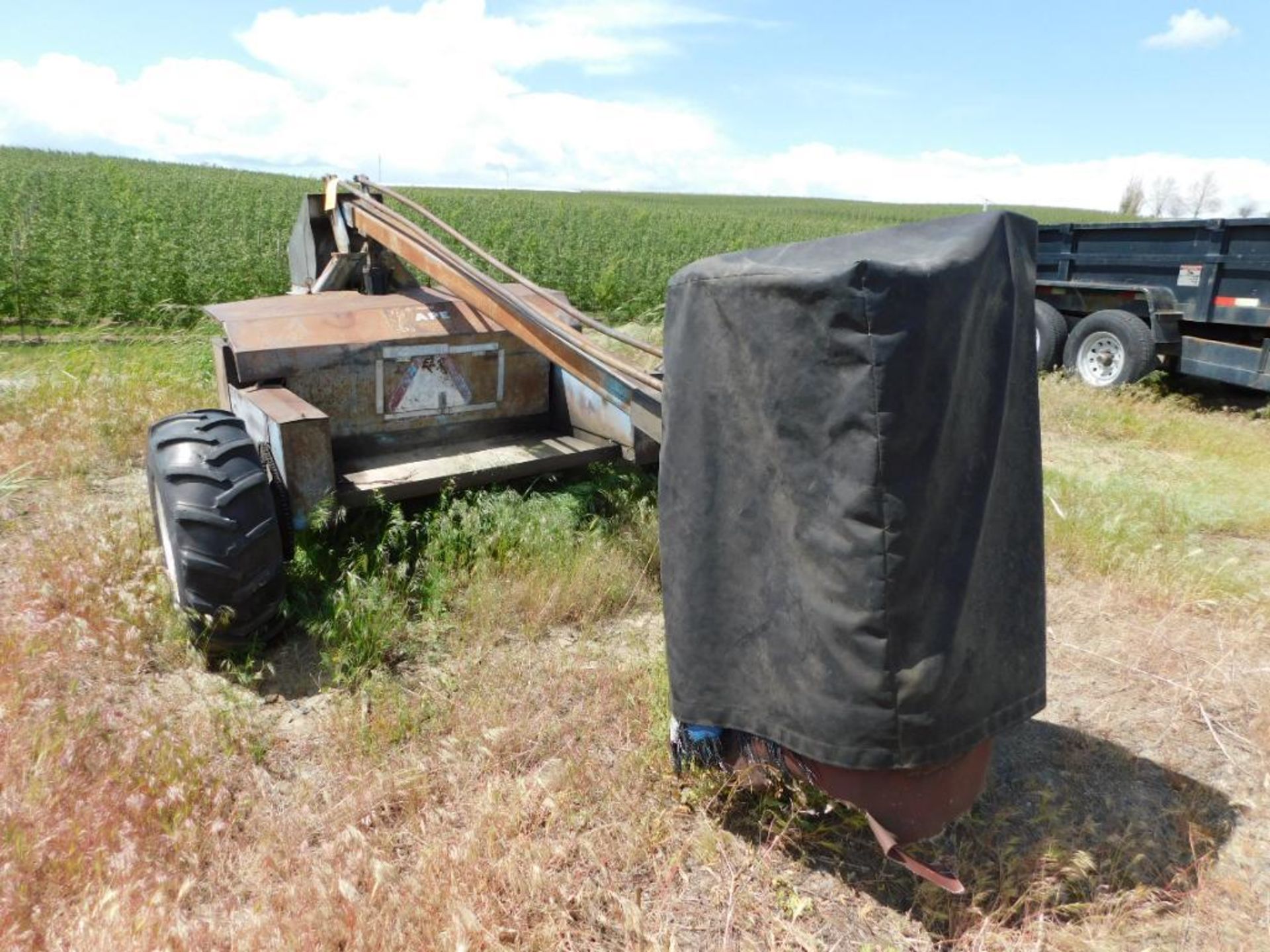 Orchard APC Model 12 Gas Powered Hydraulic Man Lift, Honda GX630 Power (LOCATED IN MAINTENANCE AREA) - Bild 2 aus 4