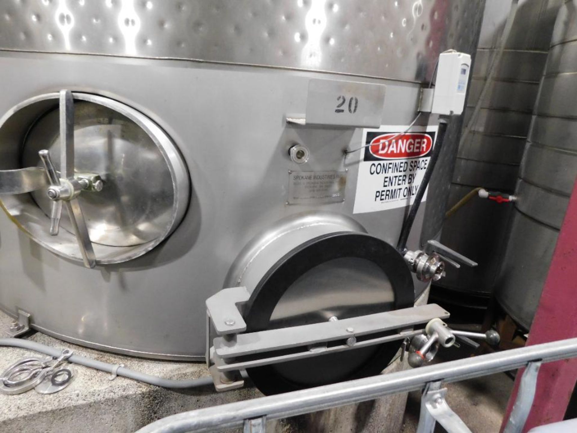 Spokane Industries 2,500 Gallon V90-8-S Stainless Steel Wine Fermentation Tank w/Lid (SUBJECT TO ENT - Image 2 of 3