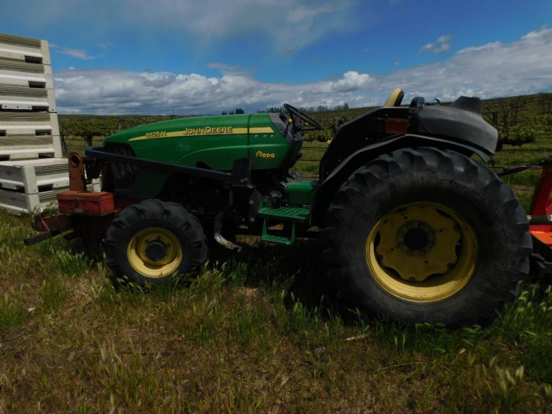 John Deer 5525N 4-Wheel Drive Tractor, 4-Cylinder Turbo Diesel Engine, 3 Pt. Rear Hitch & PTO, Rear - Image 2 of 9