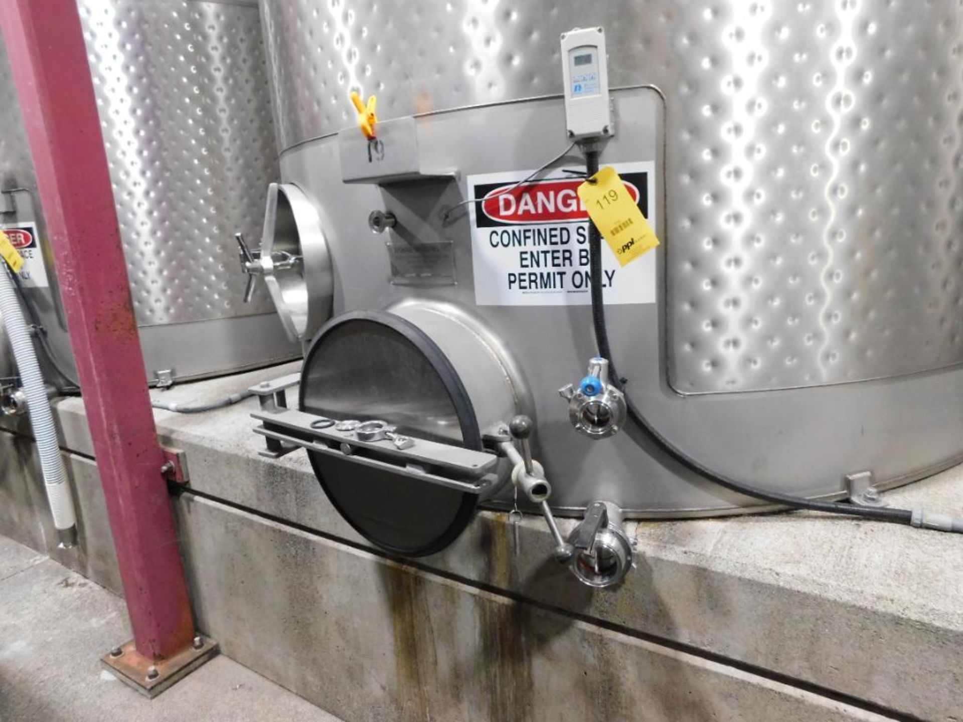 Spokane Industries 2,500 Gallon V90-8-S Stainless Steel Wine Fermentation Tank w/Lid (SUBJECT TO ENT - Image 2 of 3