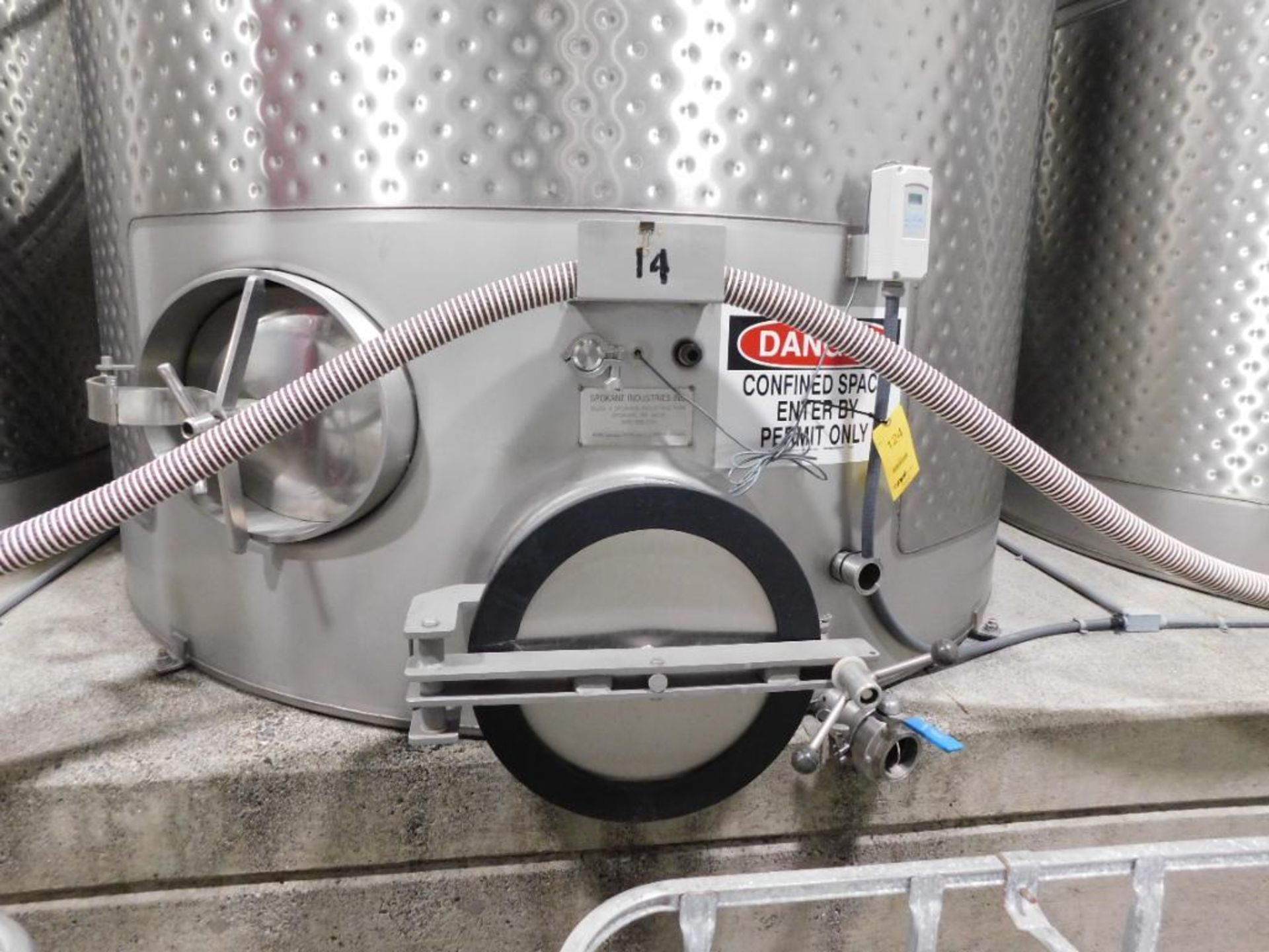 Spokane Industries 2,500 Gallon V90-8-S Stainless Steel Wine Fermentation Tank (NO LID) (SUBJECT TO - Image 2 of 3