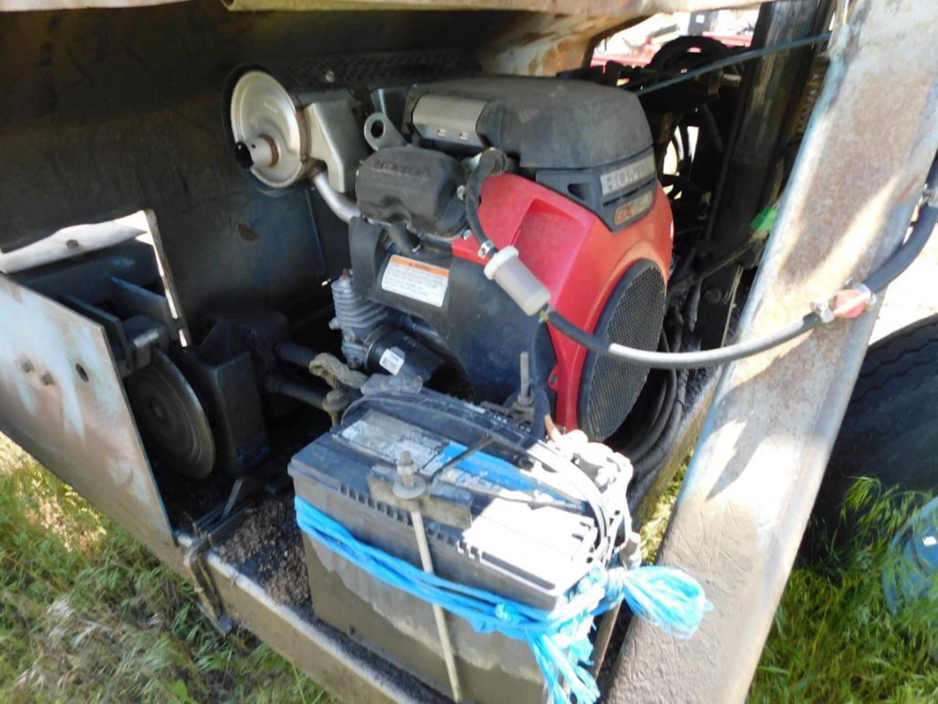 Orchard APC Model 12 Gas Powered Hydraulic Man Lift, Honda GX630 Power (LOCATED IN MAINTENANCE AREA) - Bild 4 aus 4