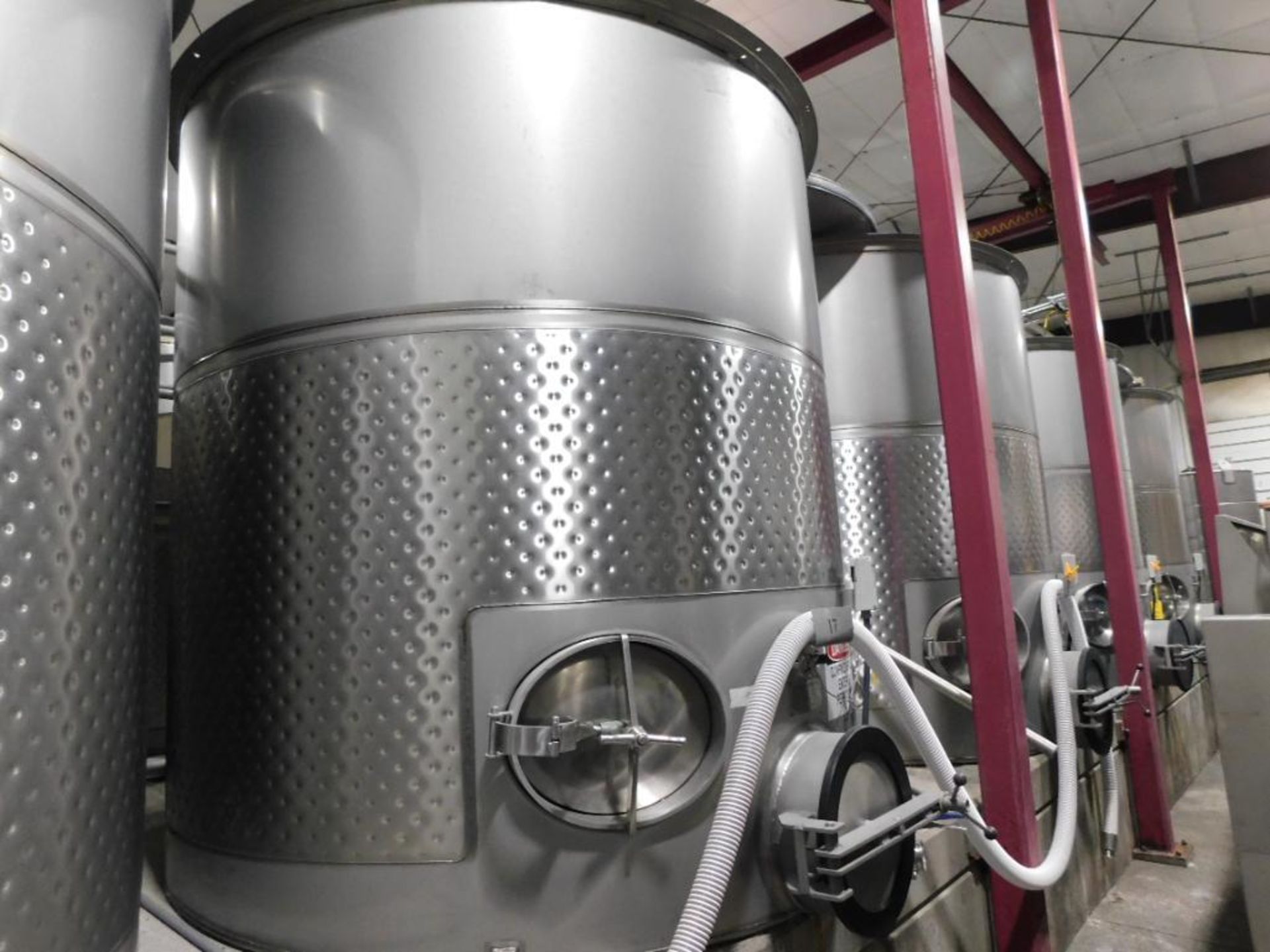 Spokane Industries 2,500 Gallon V90-8-S Stainless Steel Wine Fermentation Tank w/Lid (SUBJECT TO ENT