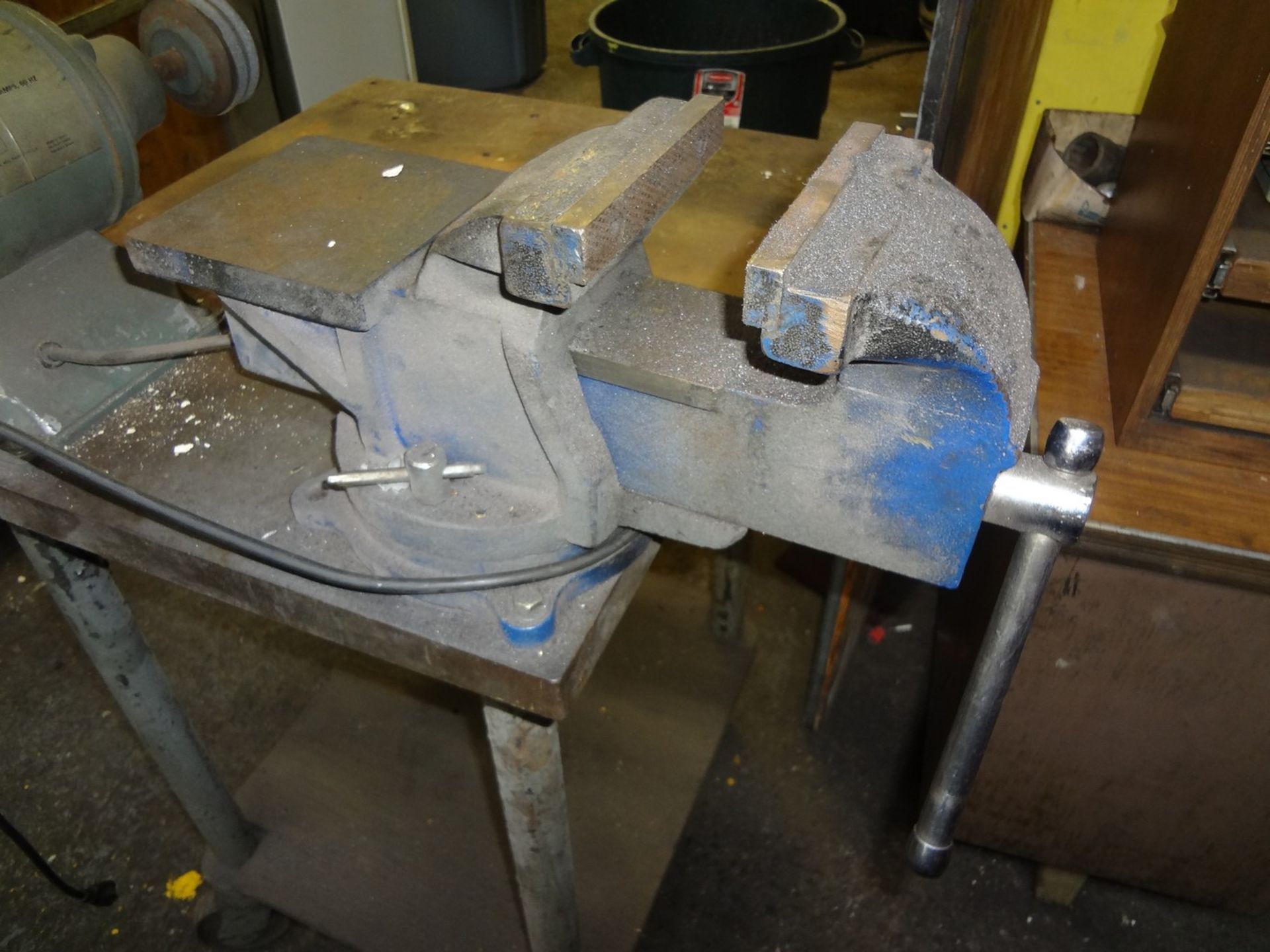 8" Dayton Double End Grinder with 6" Swivel Base Vise on Rolling Steel Table - Image 4 of 4