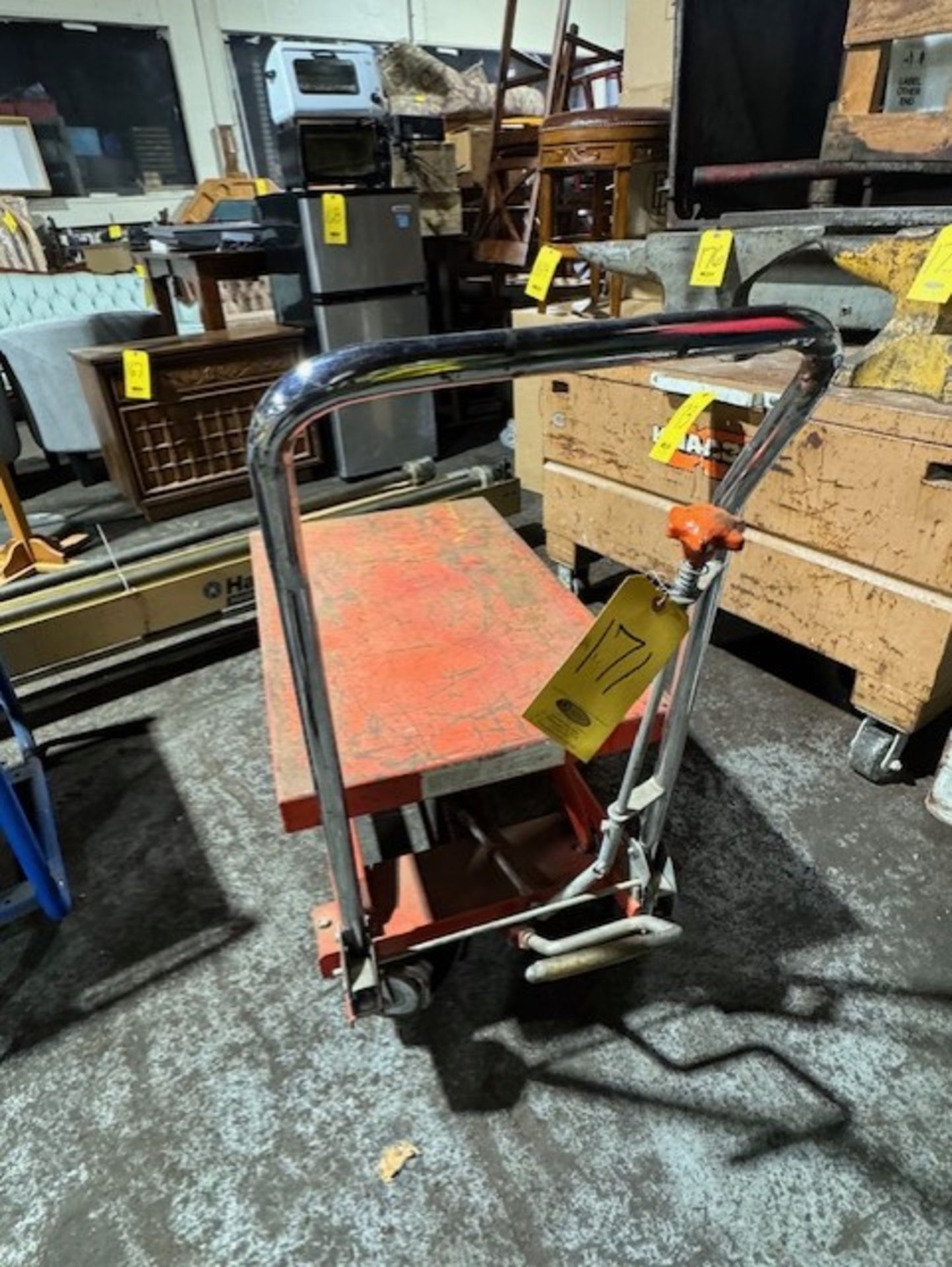 MOBILE SCISSOR PUMP TABLE CART (Located in Southampton, PA)