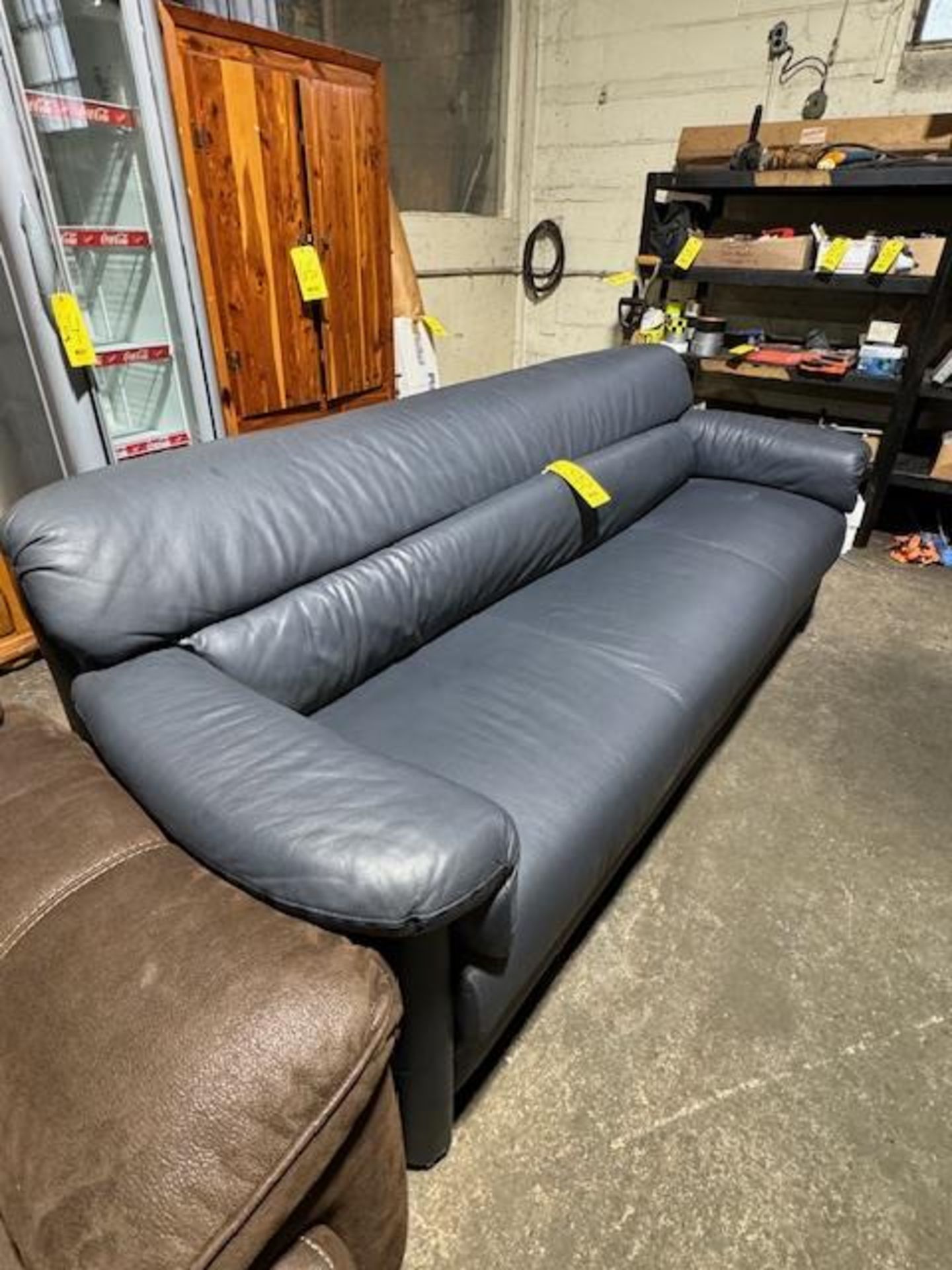 34 IN. X 88 IN. NAVY LEATHER SOFA (AS IS) (Located in Southampton, PA) - Bild 2 aus 3
