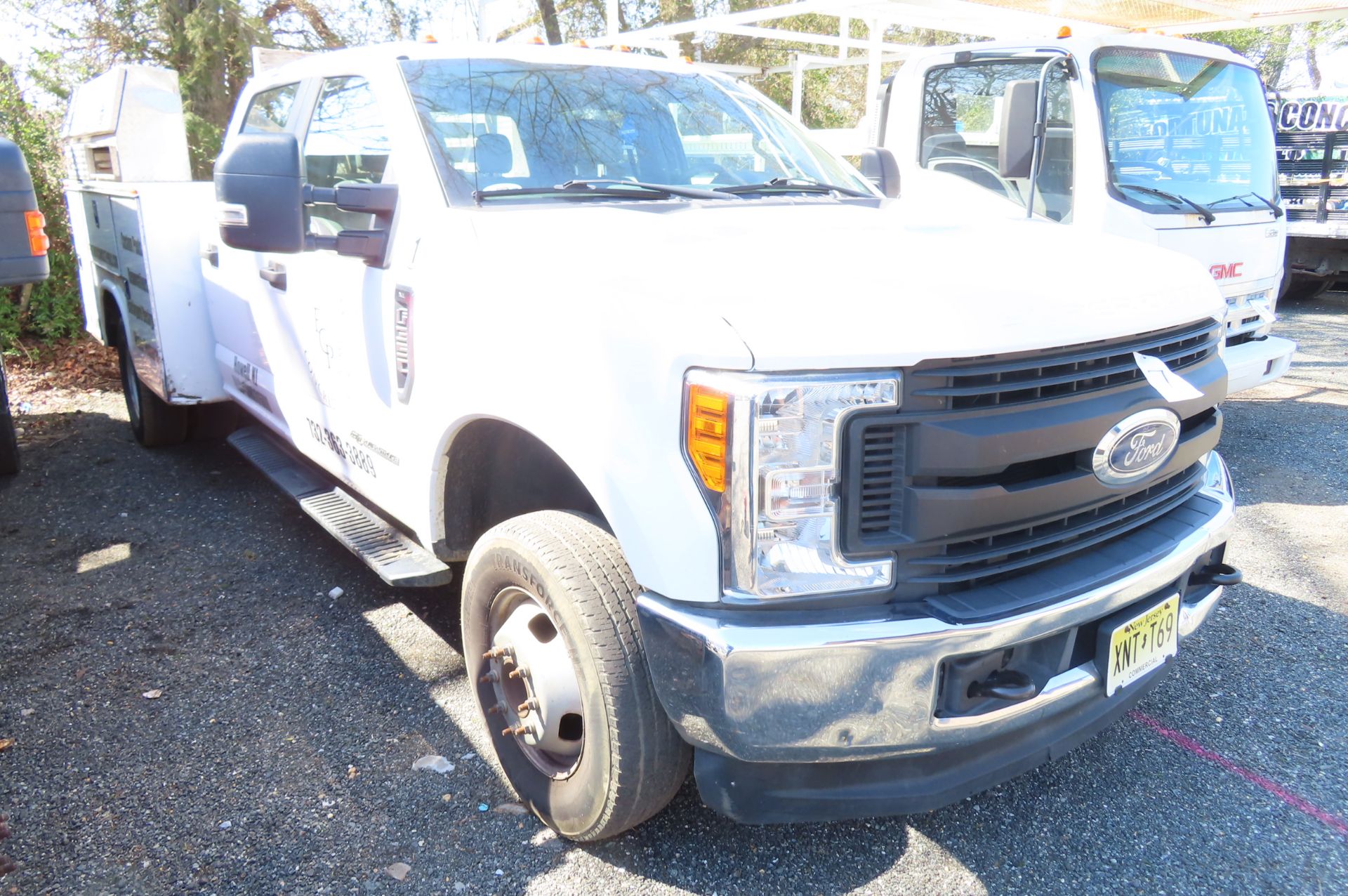 2017 FORD 350XL POWER STROKE 6.7L TURBO DIESEL CREW CAB 4X4 DUALLY UTILITY BODY TRUCK… - Image 4 of 15