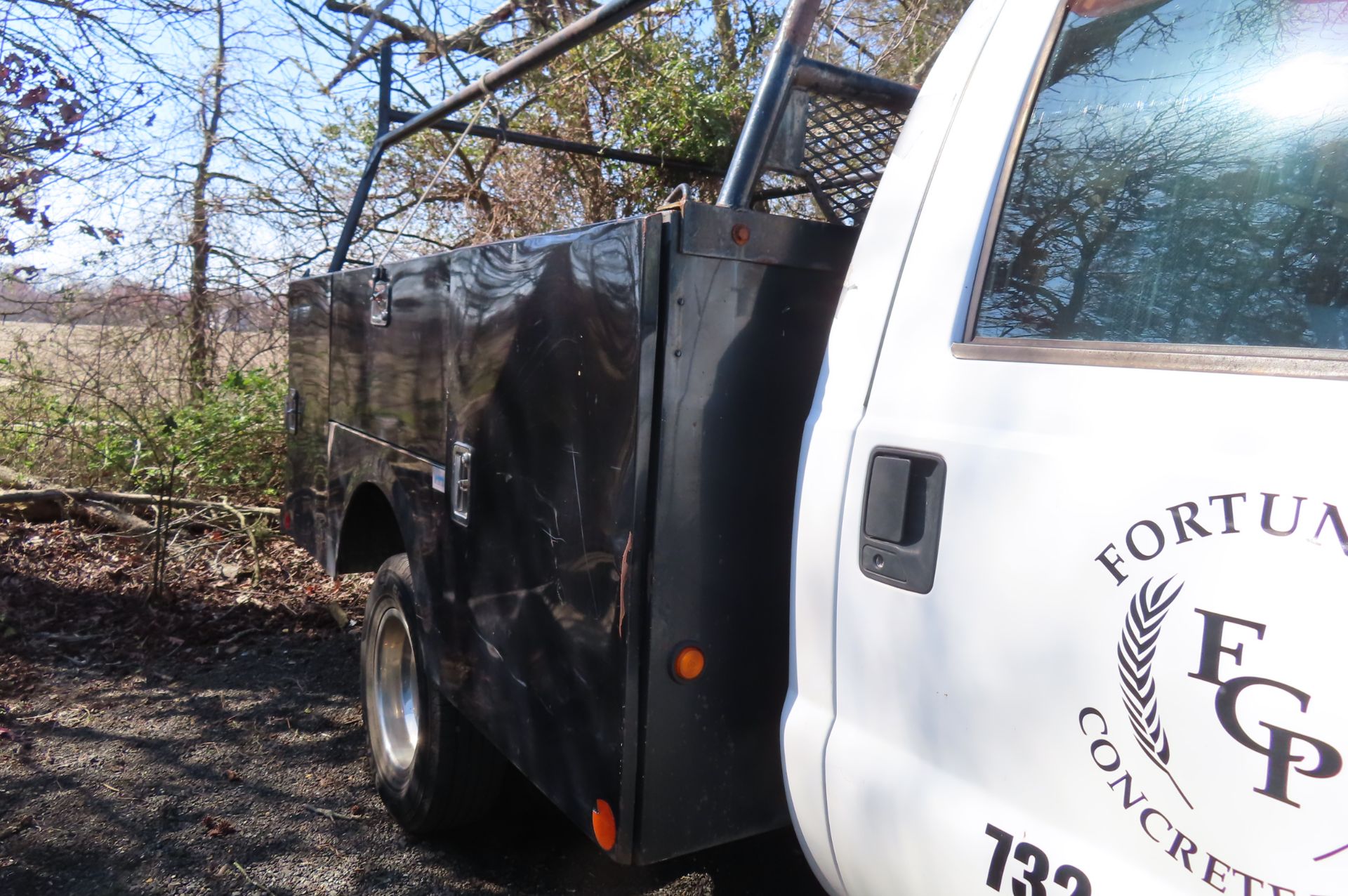 2005 FORD F350XL SUPER DUTY 4X4 DUALLY UTILITY BODY TRUCK… - Image 4 of 14