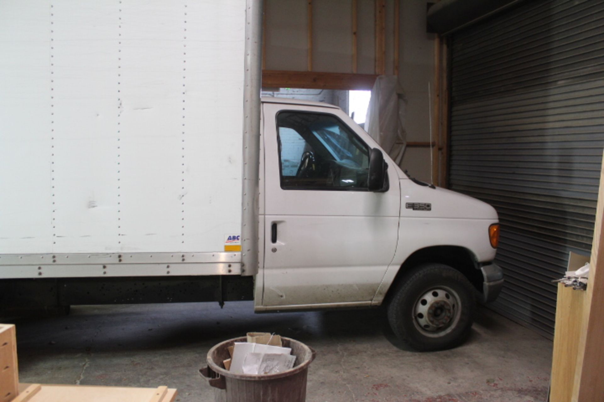 2004 FORD E-350 CUT-AWAY ALUMINUM VAN TRUCK WITH ABC 16 FT. VAN, WOOD PANELED WITH PASS… - Image 6 of 9