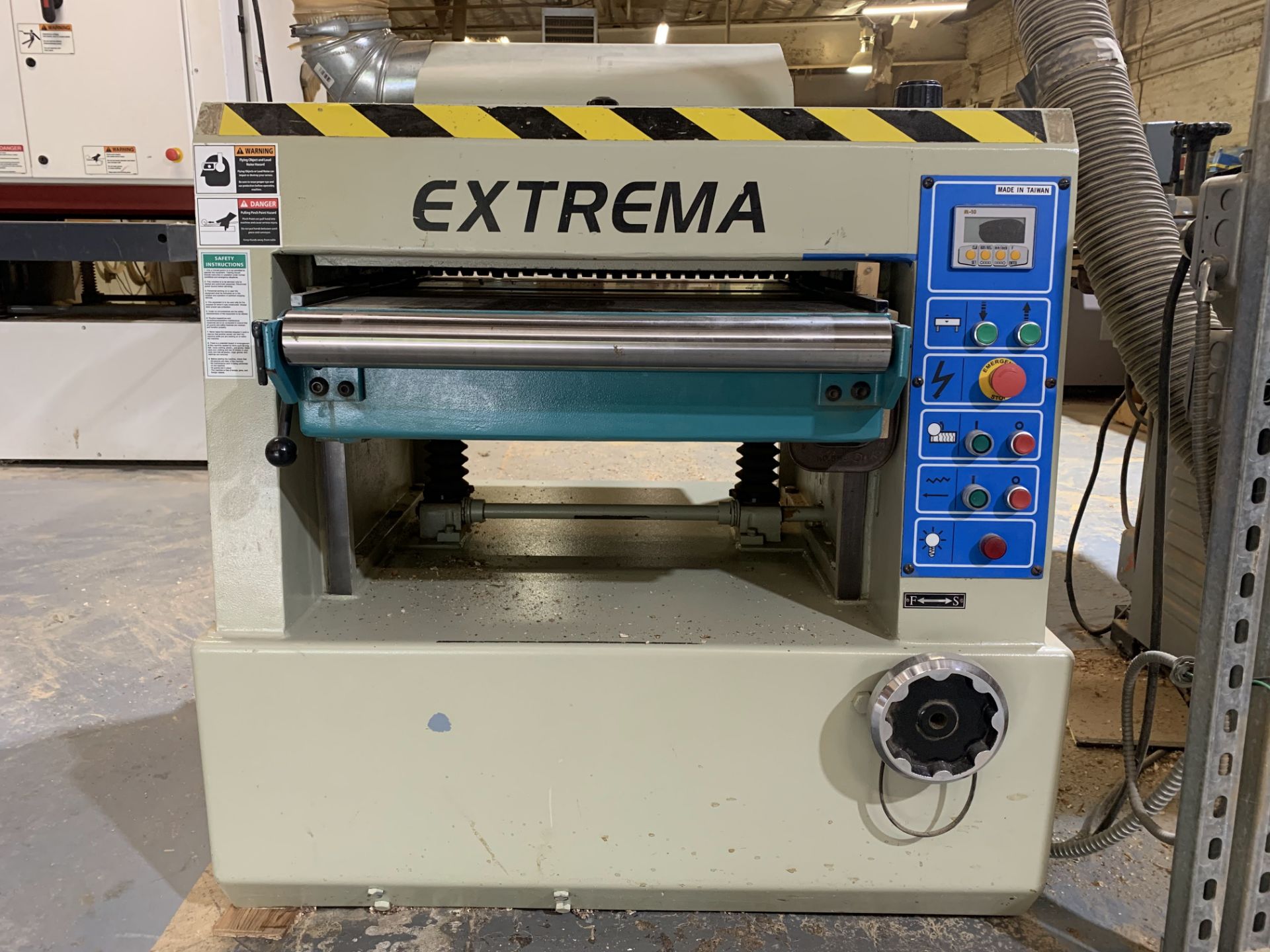 2016 EXTREMA XP-610 24 IN. SINGLE SIDED THICKNESS PLANER, S/N 16B2726, 10 HP, SOLID INFEED ROLLS… - Image 4 of 4