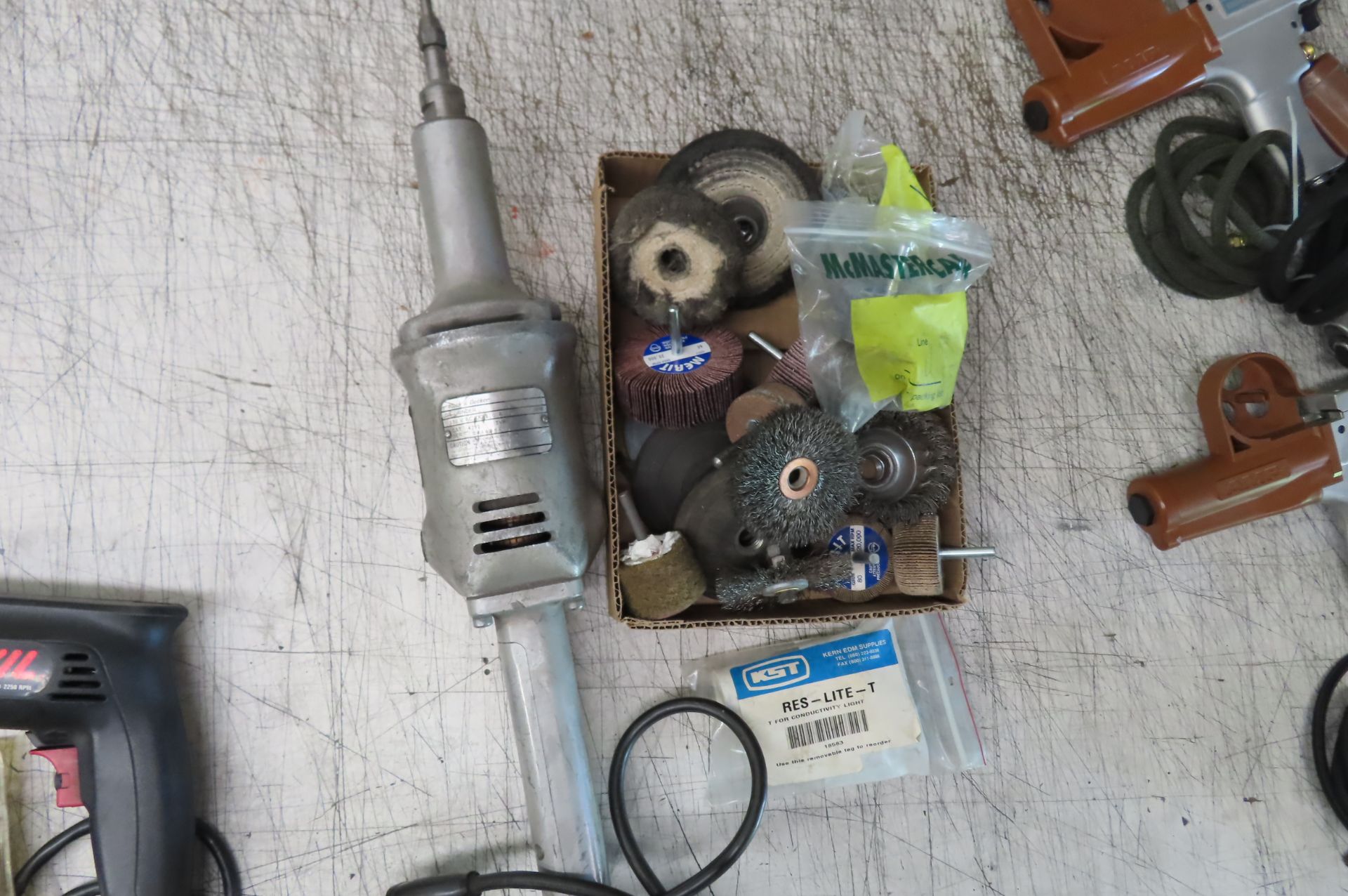 BLACK AND DECKER 4291 DIE GRINDER WITH ASSORTED WHEELS AND ABRASIVES - Image 2 of 3