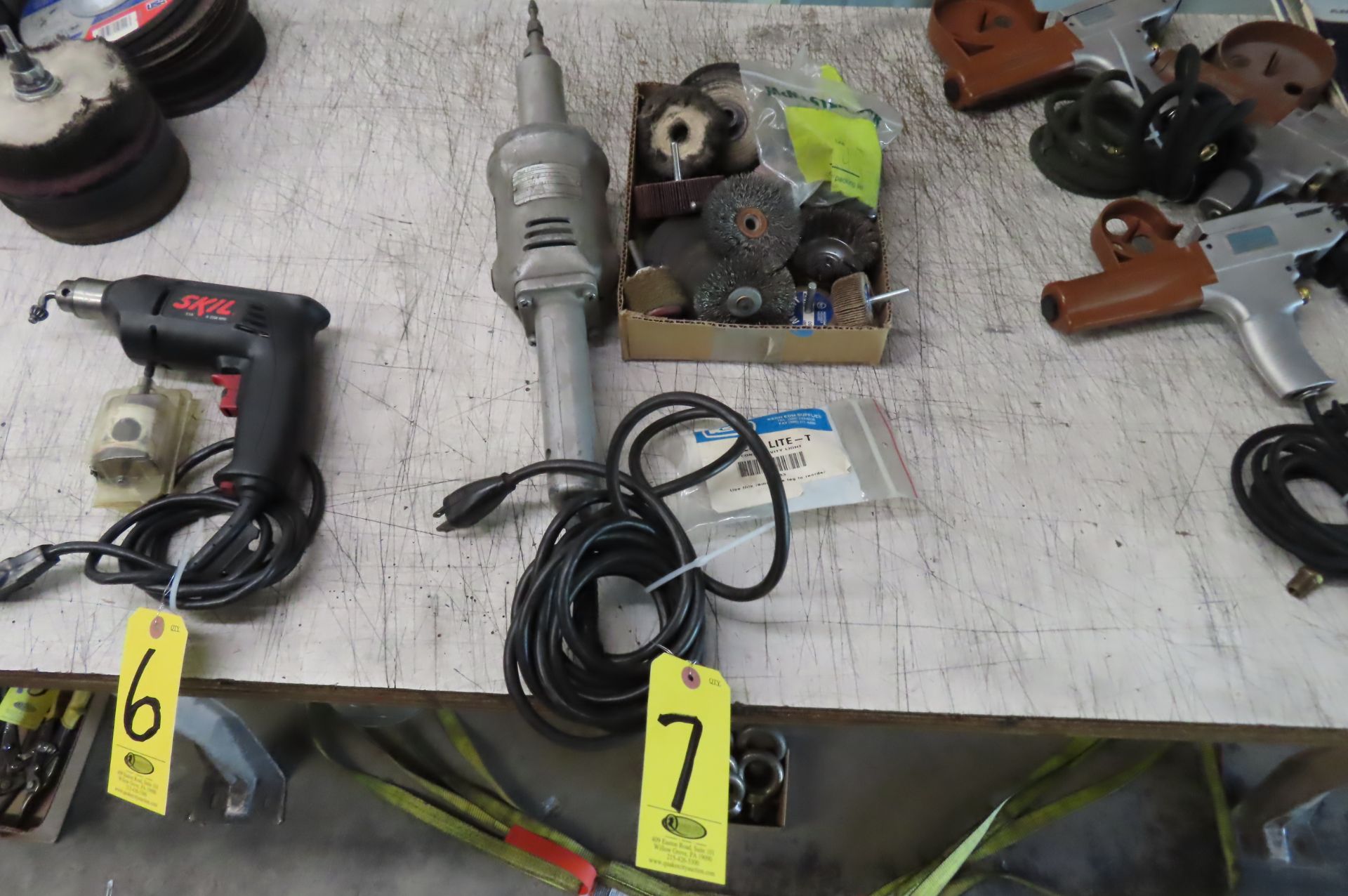 BLACK AND DECKER 4291 DIE GRINDER WITH ASSORTED WHEELS AND ABRASIVES - Image 3 of 3
