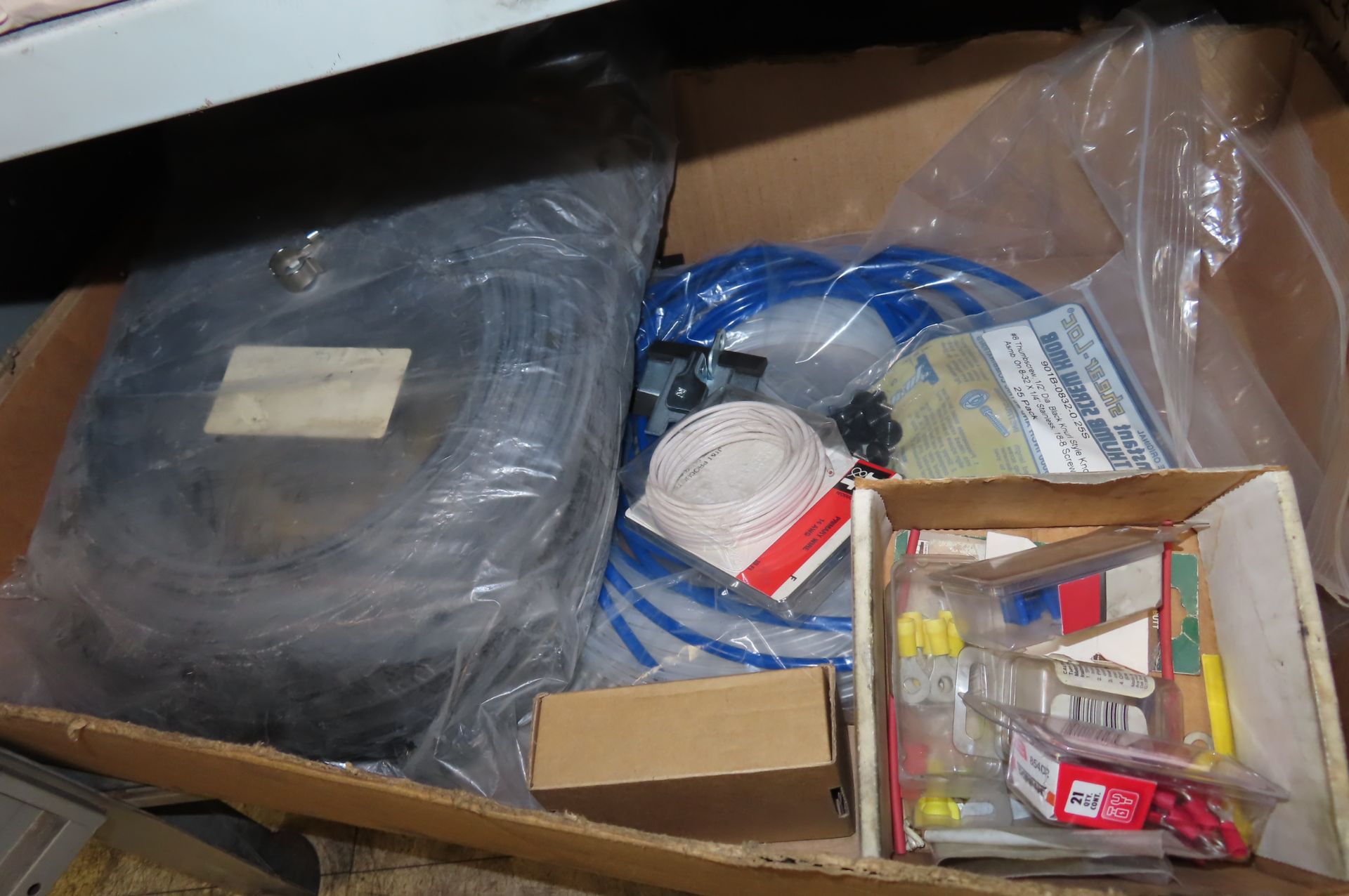 ASSORTED BULBS AND ELECTRICAL SUPPLIES - Image 4 of 5