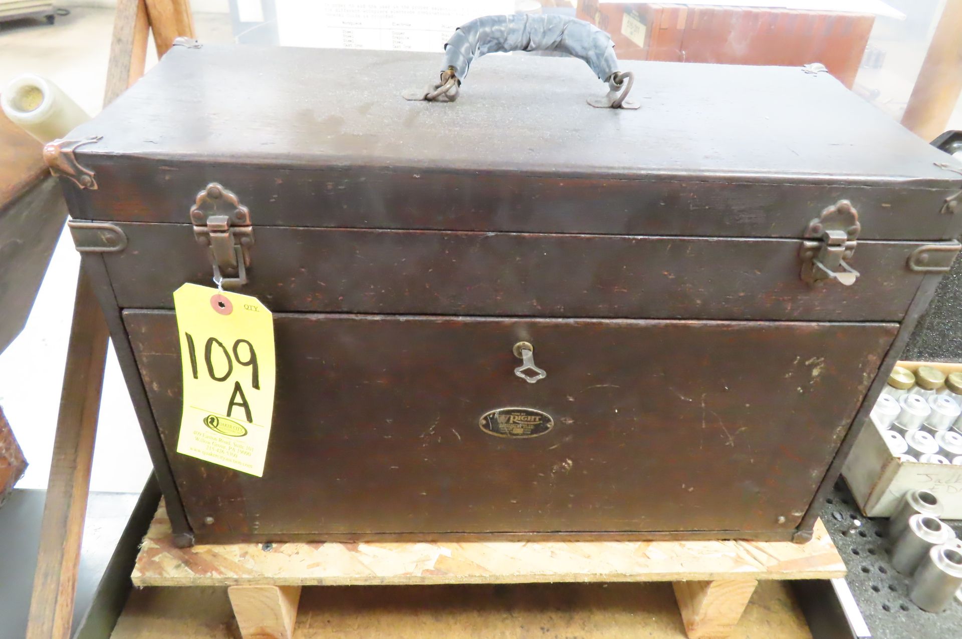 RIGHT WODDEN TOOL BOX WITH KEY - Image 3 of 3