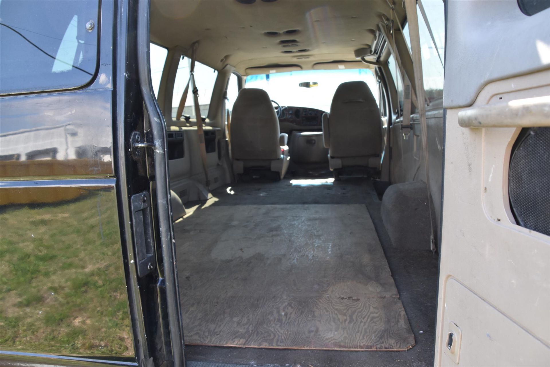 Ford V-10 Passenger Van - Image 3 of 8