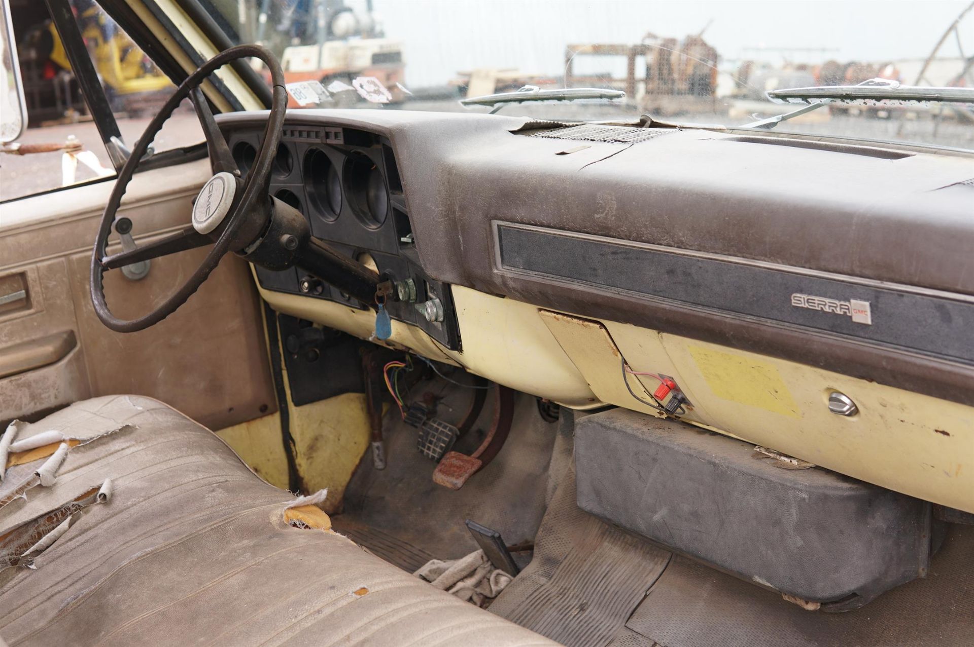 GMC Sierra Truck Cab- (LOADING FEE - $50) - Image 5 of 13