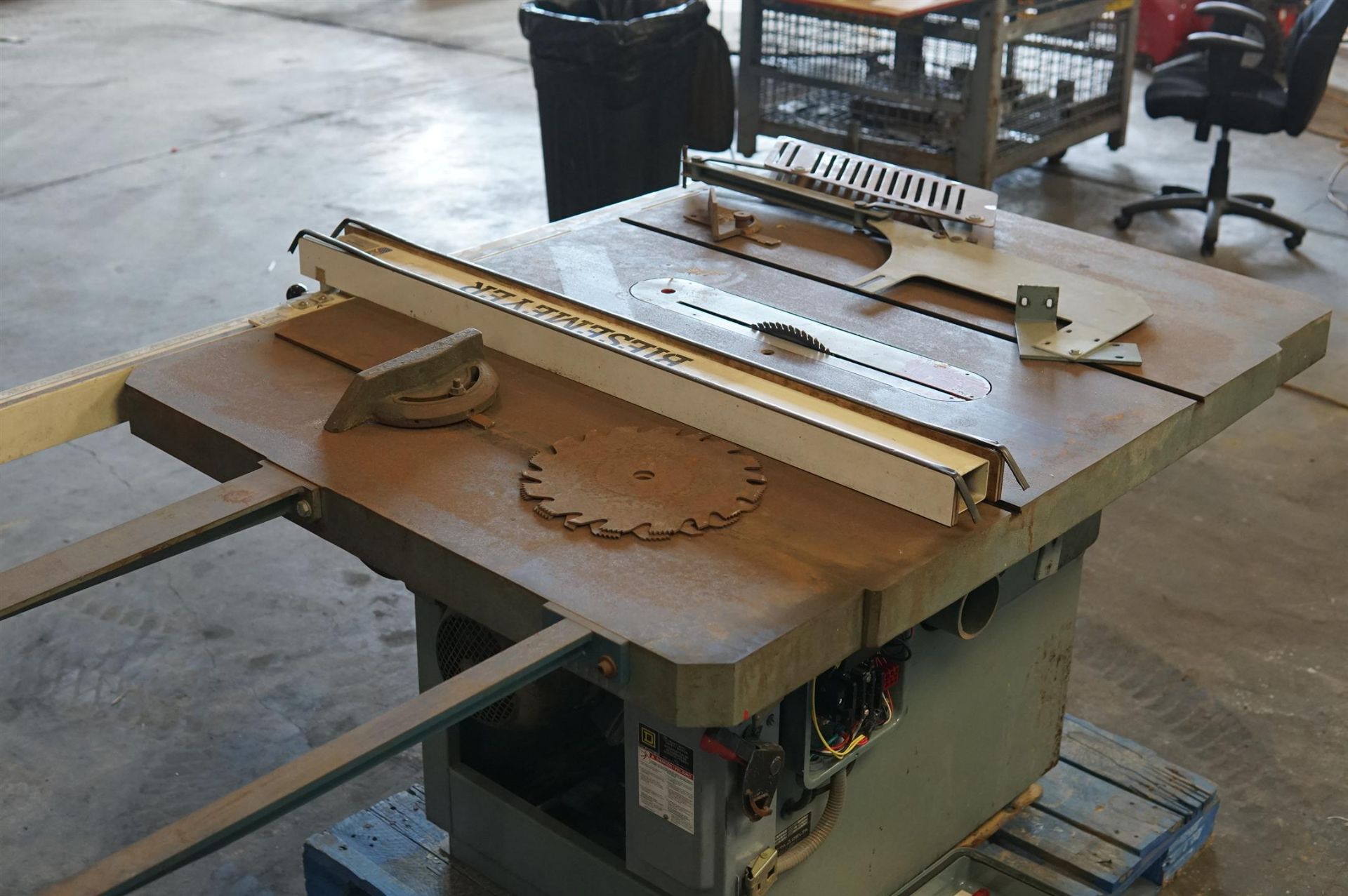 Delta RT40 Table Saw 36789- (LOADING FEE - $25) - Image 3 of 12