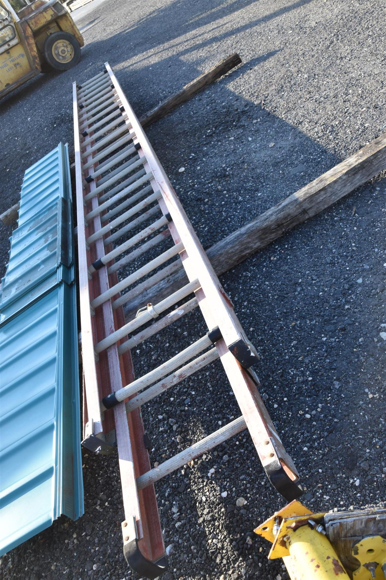 40 IN. Fiberglass Extension Ladder