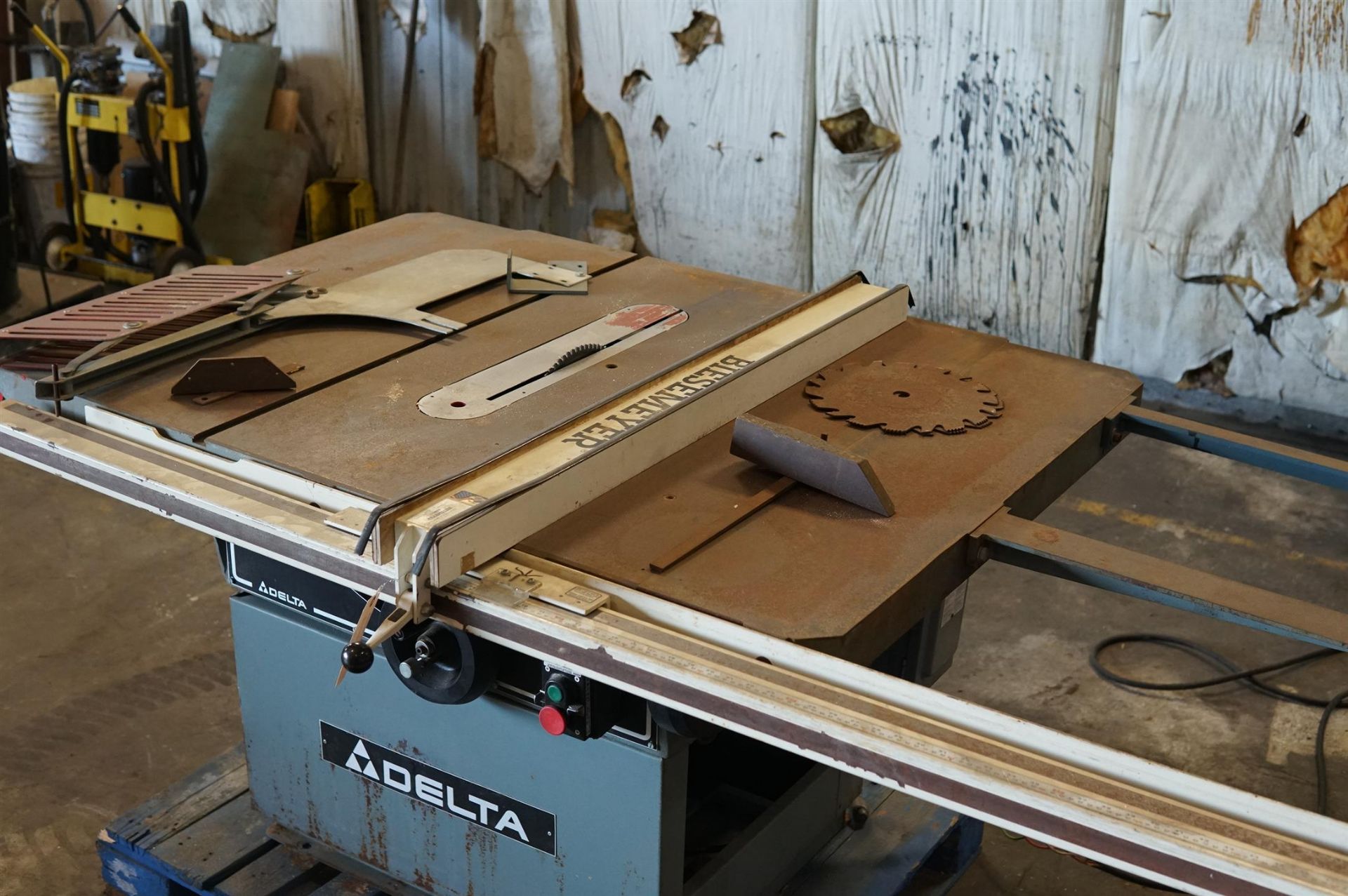 Delta RT40 Table Saw 36789- (LOADING FEE - $25) - Image 4 of 9