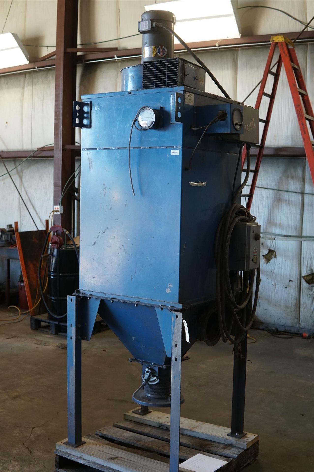 Torit Dust Collector- (LOADING FEE - $25) - Image 6 of 13