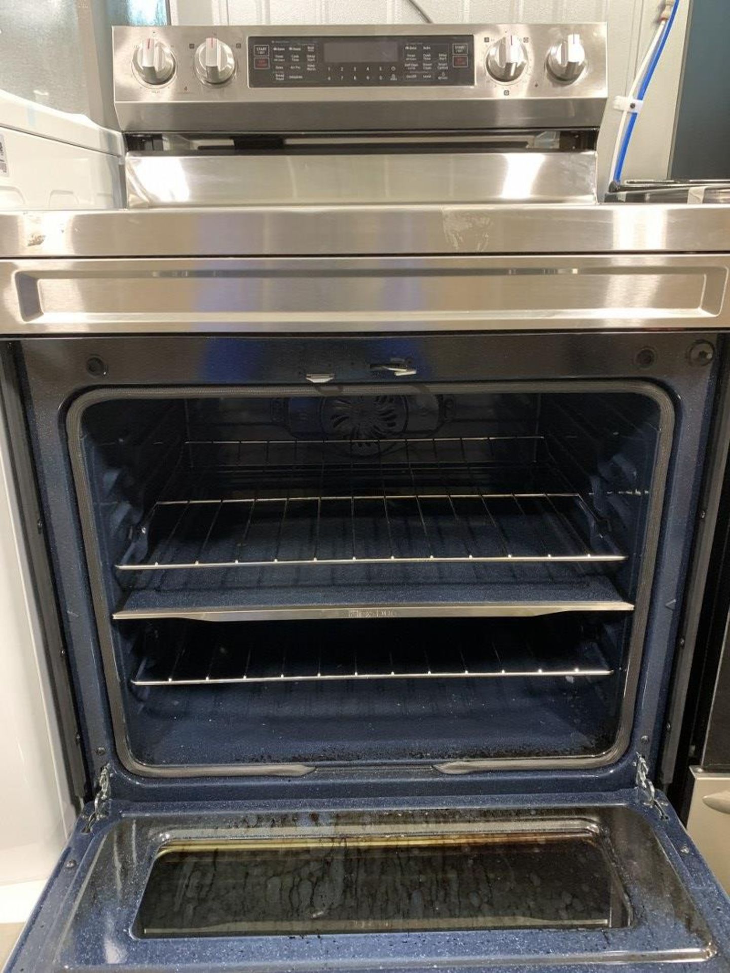 Samsung Ne63A6751Ss - Ne63A6751Ss/Ac Electric Range, 30 Inch Exterior Width, Self Clean, Convection, - Image 2 of 3