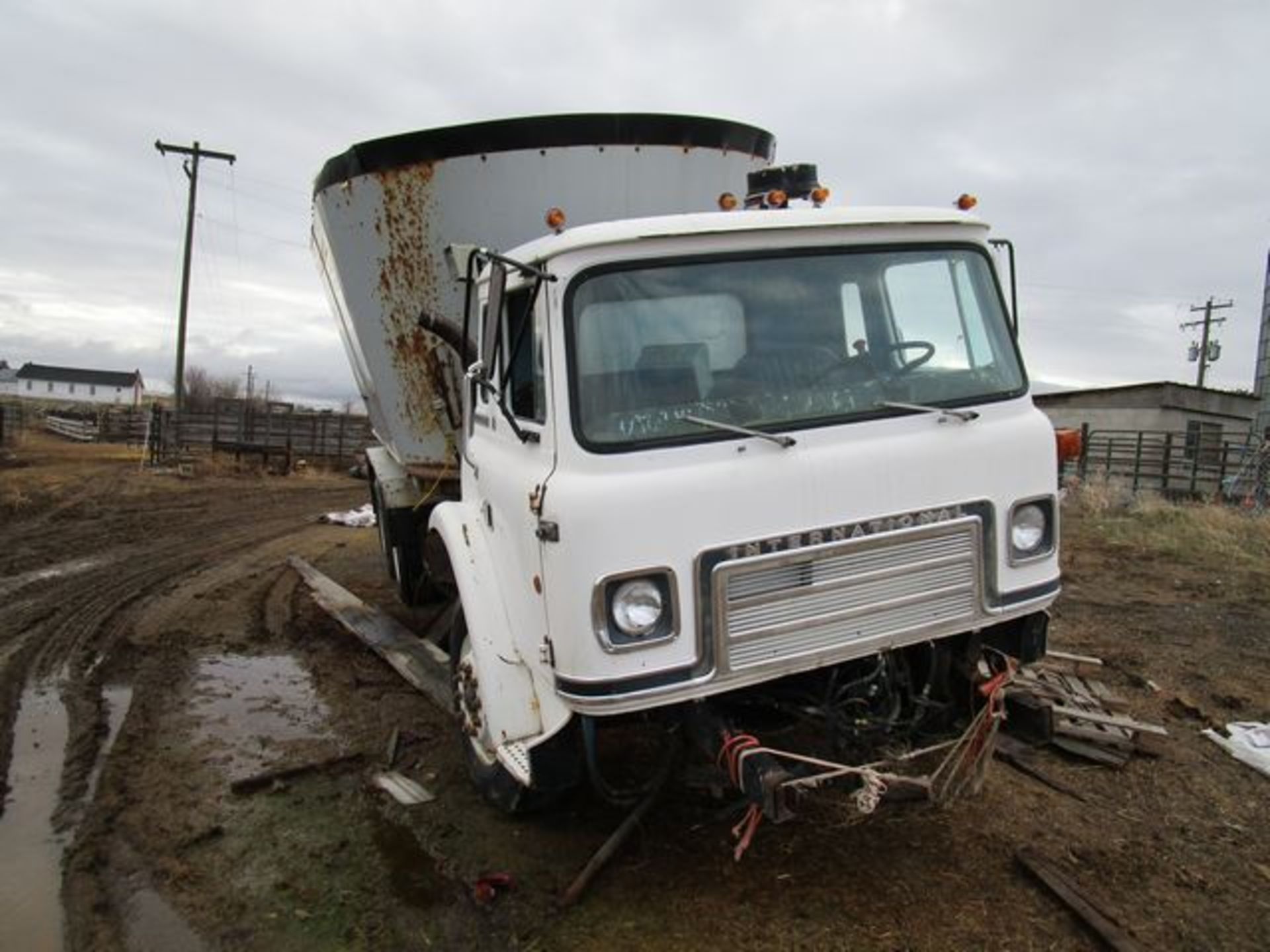 INTERNATIONAL CARGO STAR B MIXING TRUCK, NO VIN. - Image 2 of 9