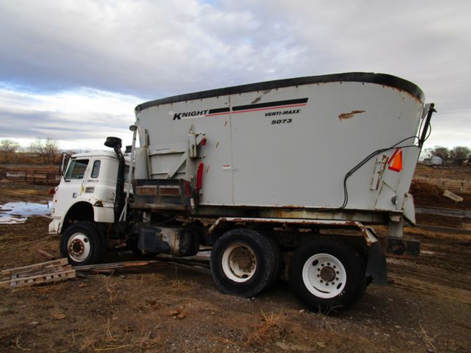 INTERNATIONAL CARGO STAR B MIXING TRUCK, NO VIN. - Image 4 of 9