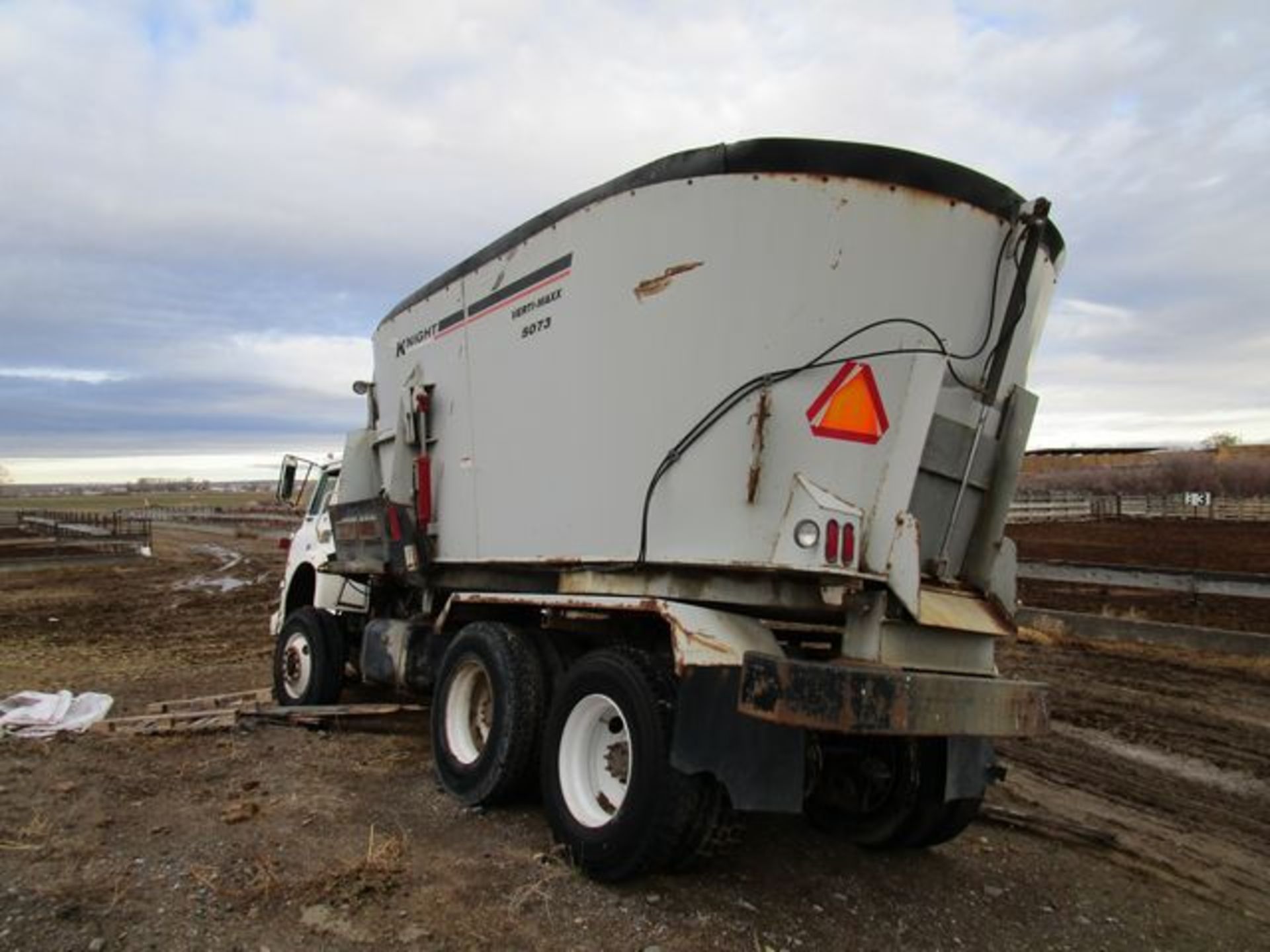 INTERNATIONAL CARGO STAR B MIXING TRUCK, NO VIN. - Image 5 of 9