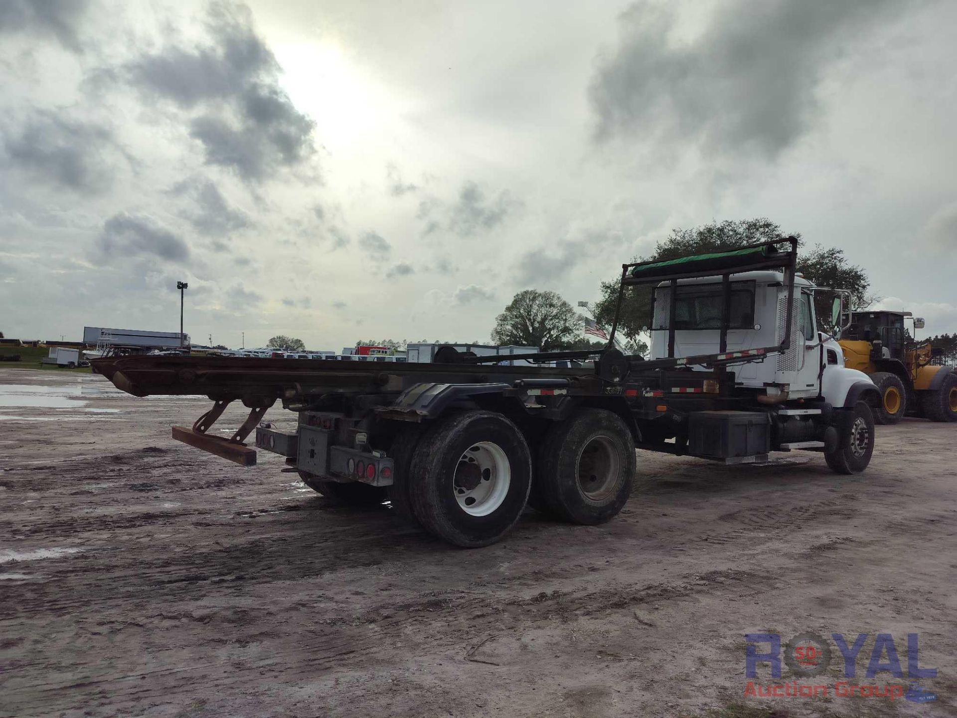 ???????2005 Mack CV713 Granite Rolloff Truck - Image 3 of 24