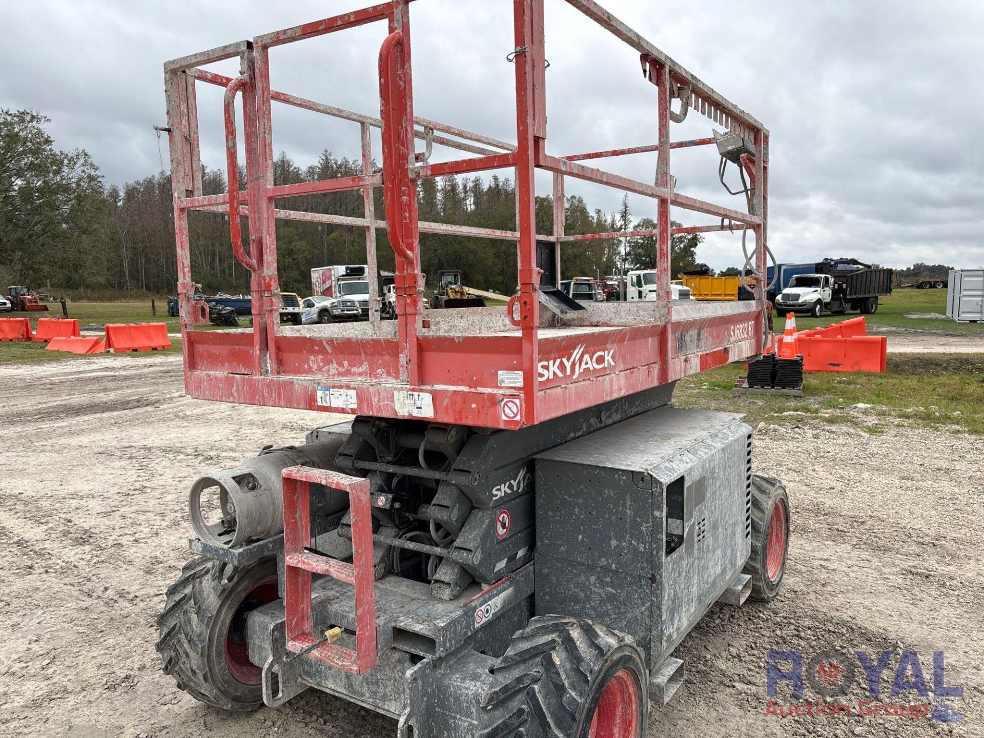 2018 Skyjack 6832RT All Terrain Scissor Lift - Bild 2 aus 9