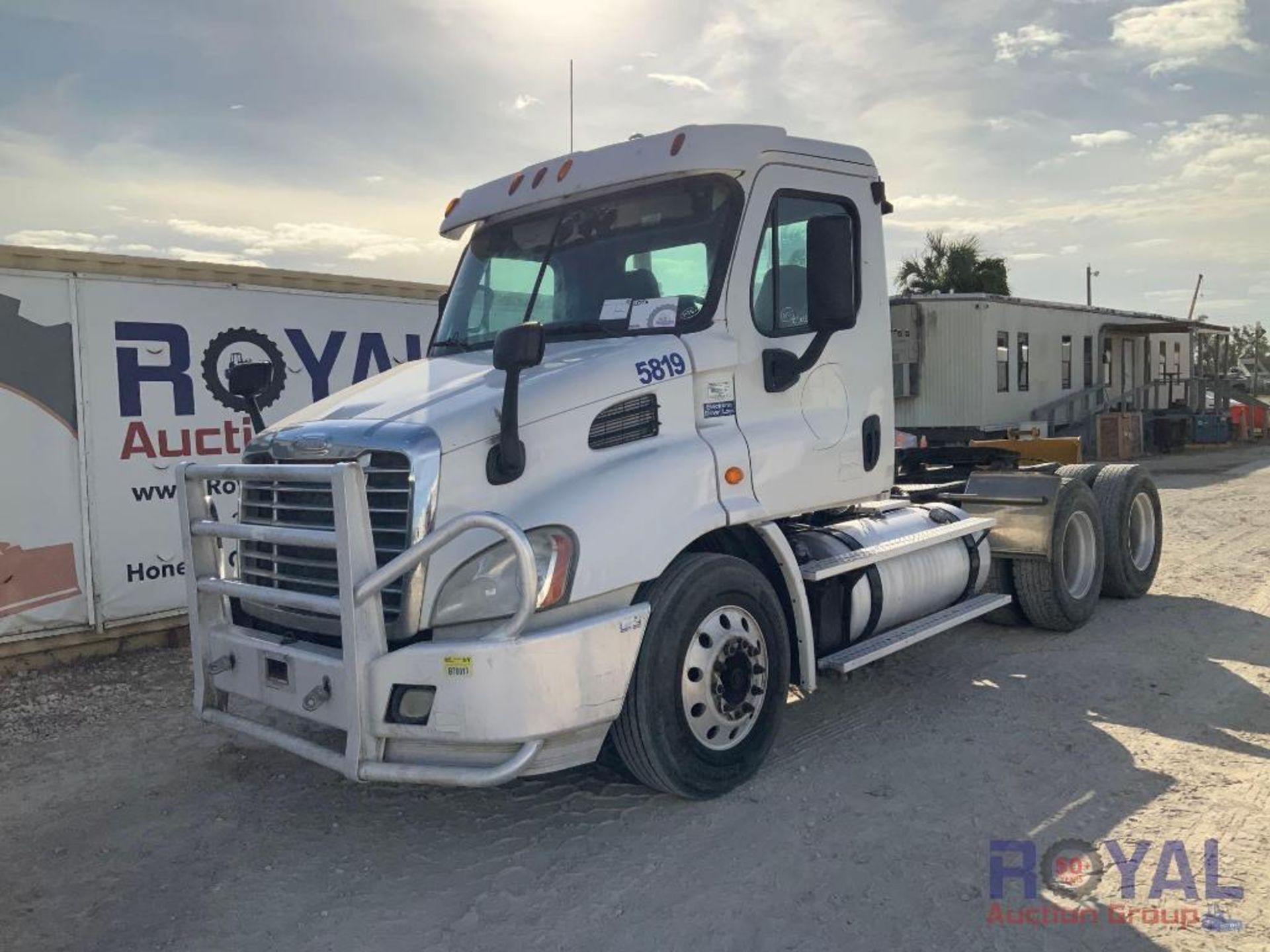 2013 Freightliner Cascadia 113 6x4 Day Cab Truck Tractor