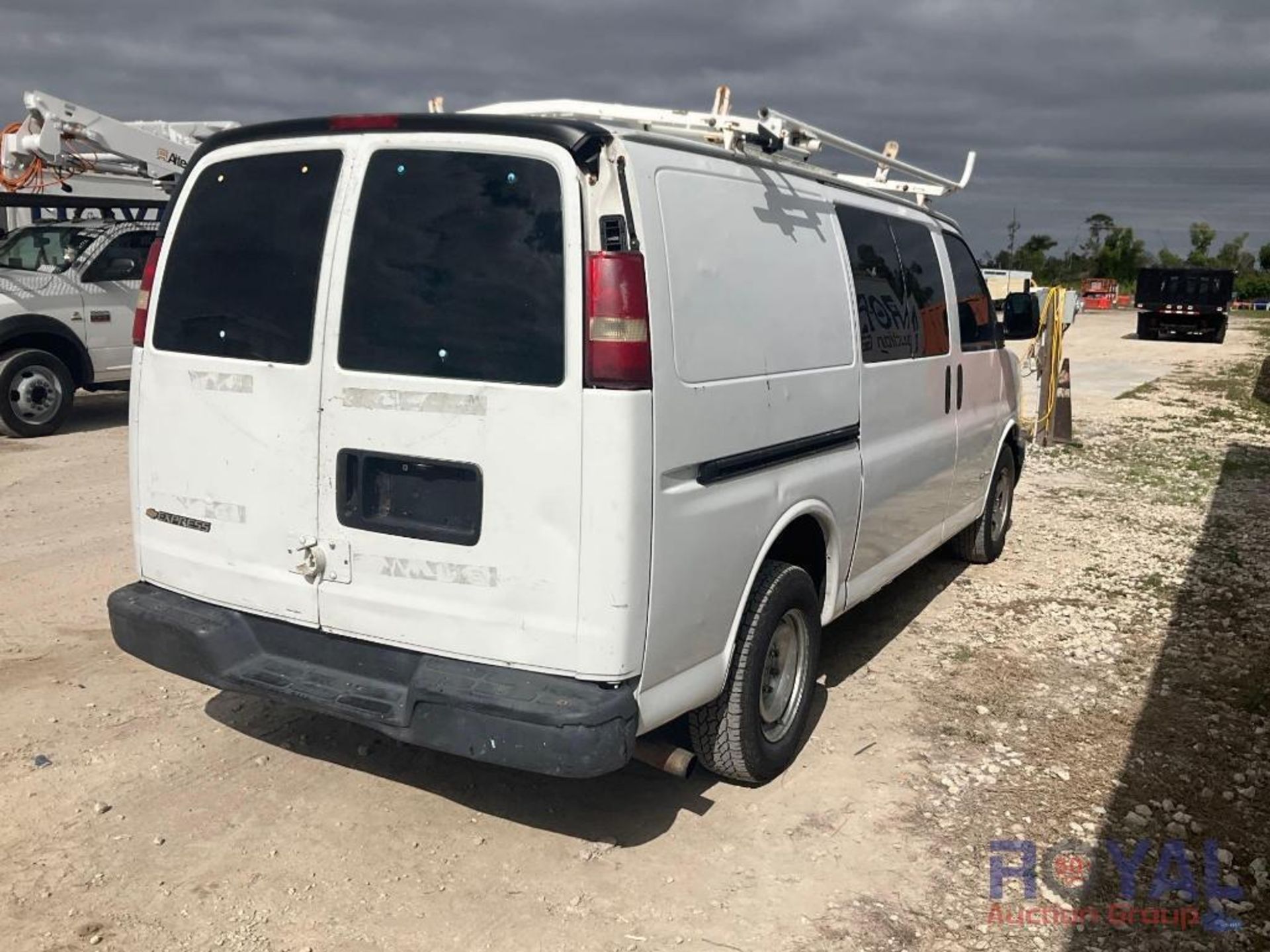 2004 Chevrolet Express 2500 Cargo Van - Image 3 of 34