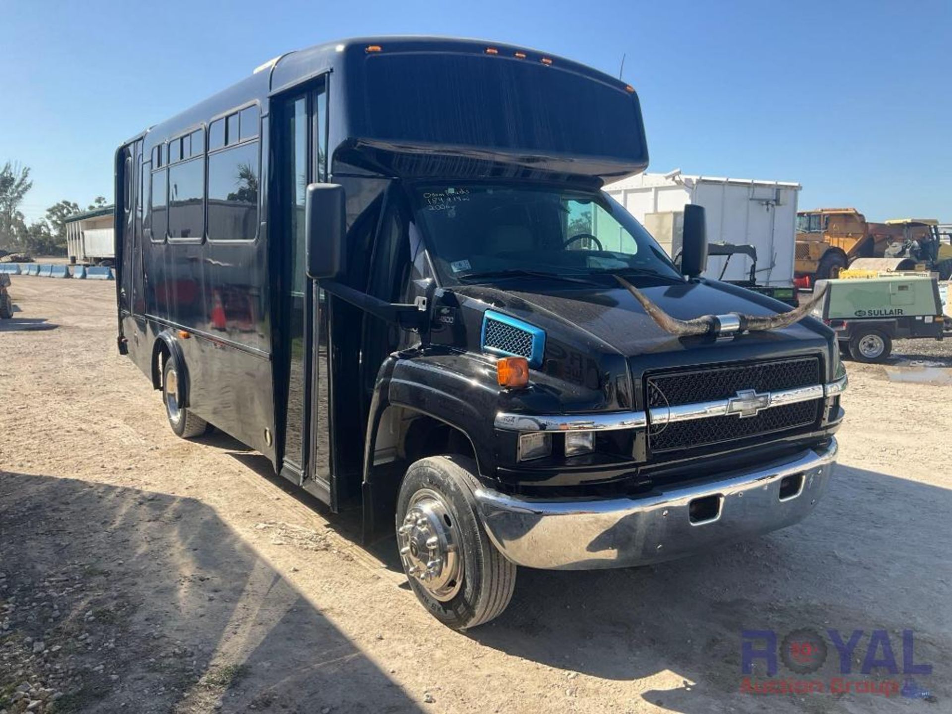 2006 Chevrolet C4500 Shuttle Bus - Image 2 of 41