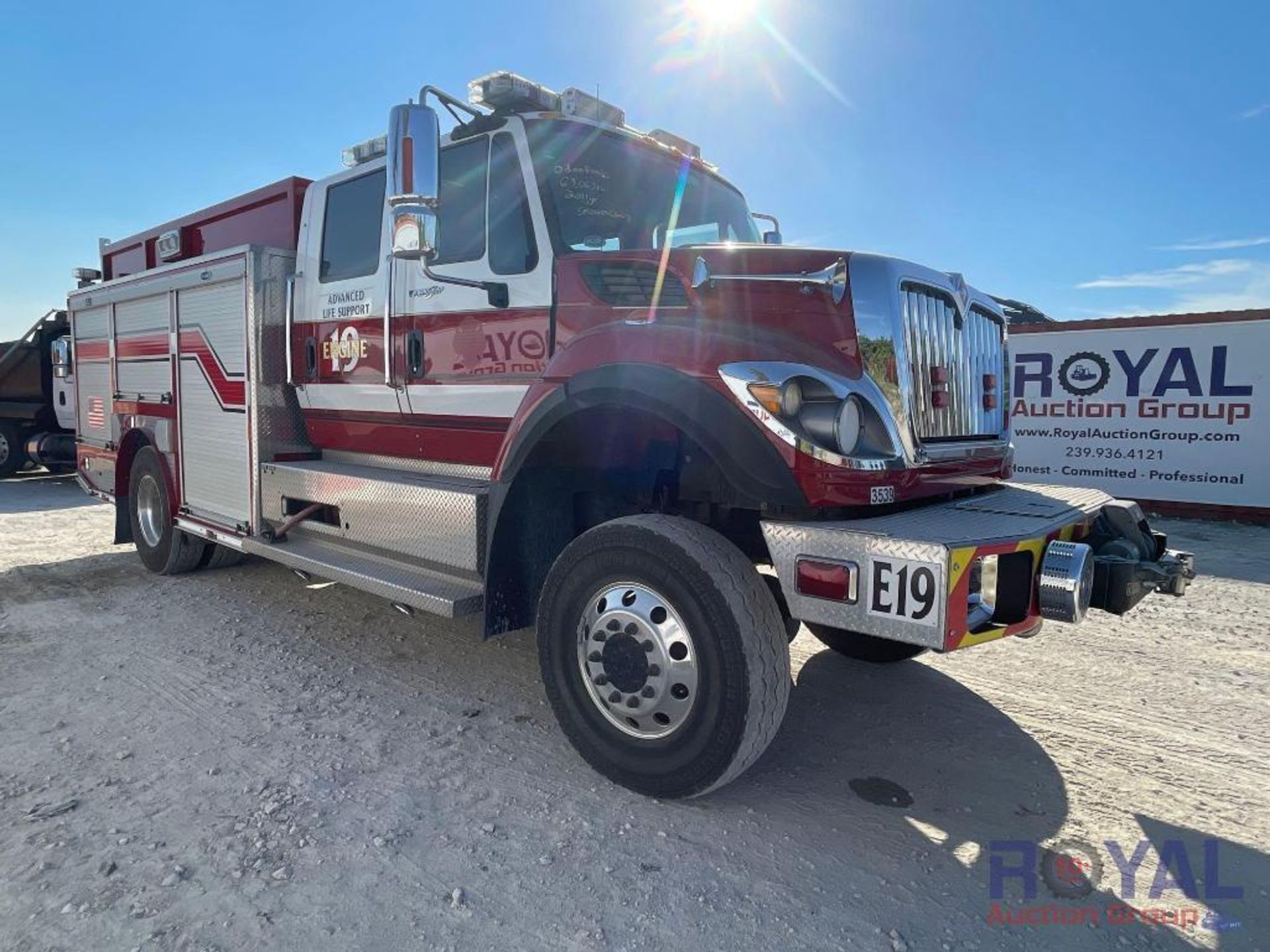 2011 International Workstar 7400 4x4 Fire Apparatus 700 Gallon Pumper Fire Truck - Image 2 of 42