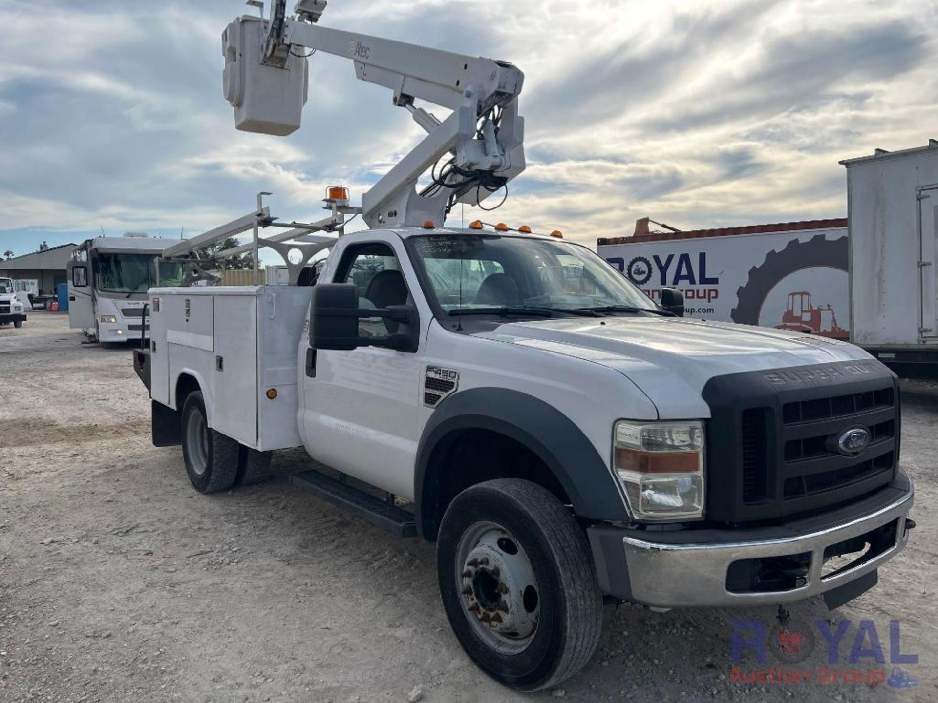 2008 Ford F-450 XL Altec AT200A 30FT Bucket Truck - Image 2 of 31