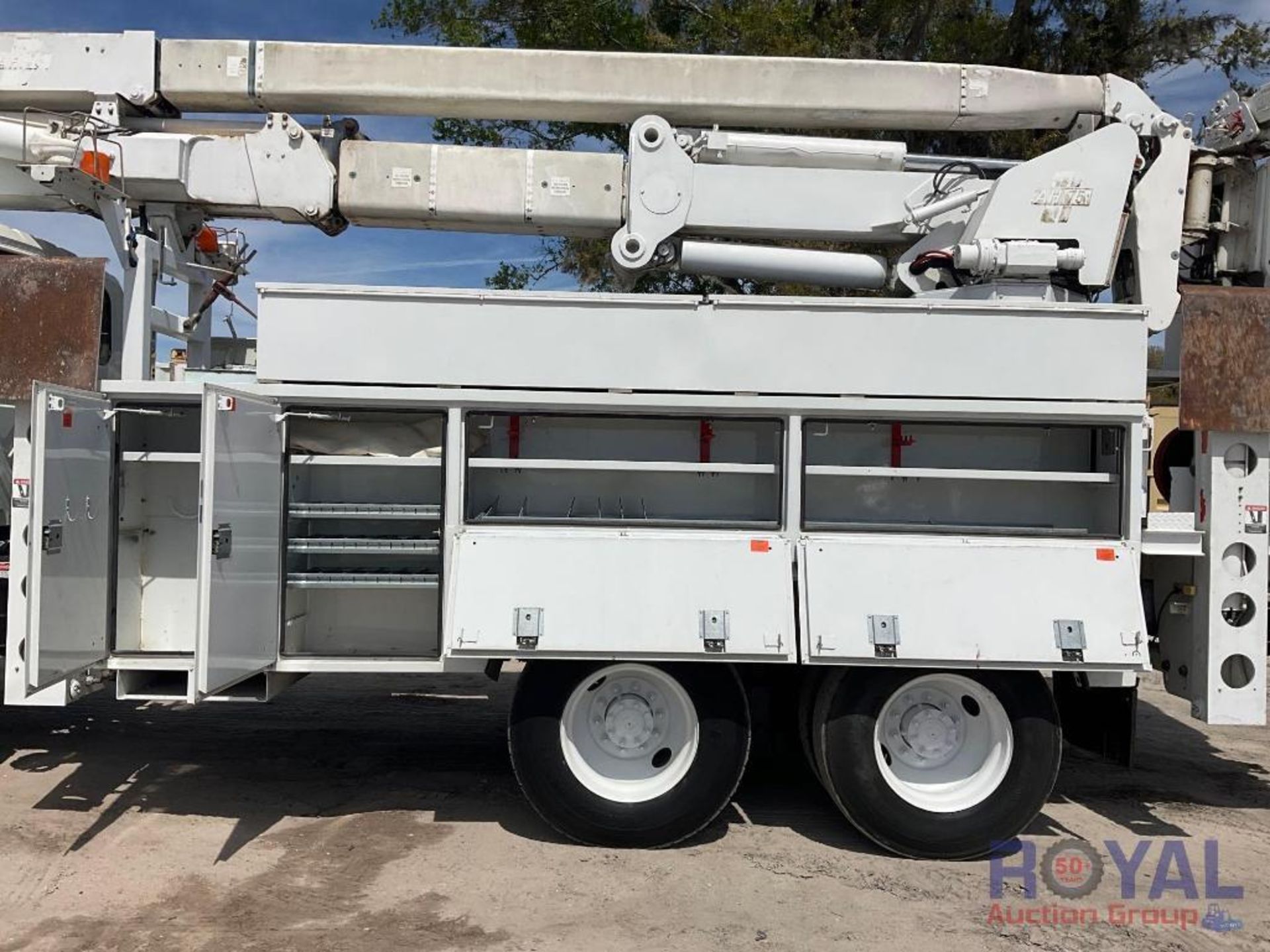 2009 International 7400 6x6 Altec AH75 Material Handler Bucket Truck - Image 16 of 39