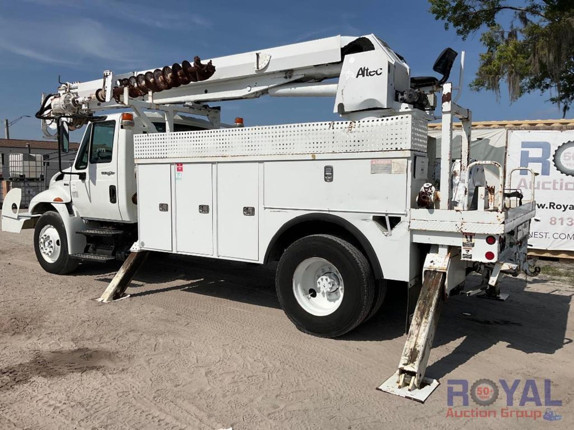 2011 International Durastar 4300 Altec DM47BR Insulated Digger Derrick Truck - Image 4 of 31