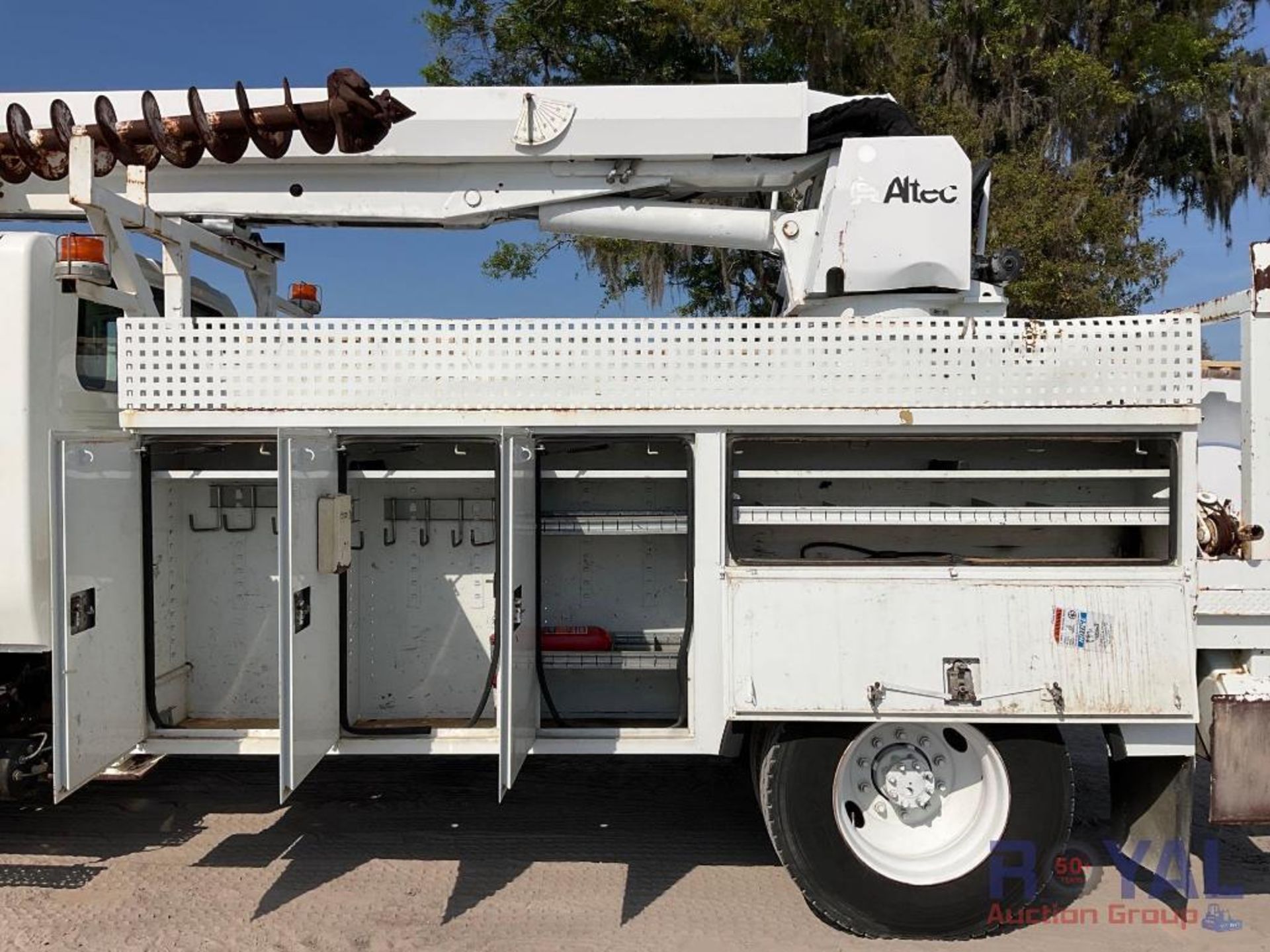 2011 International Durastar 4300 Altec DM47BR Insulated Digger Derrick Truck - Image 13 of 31