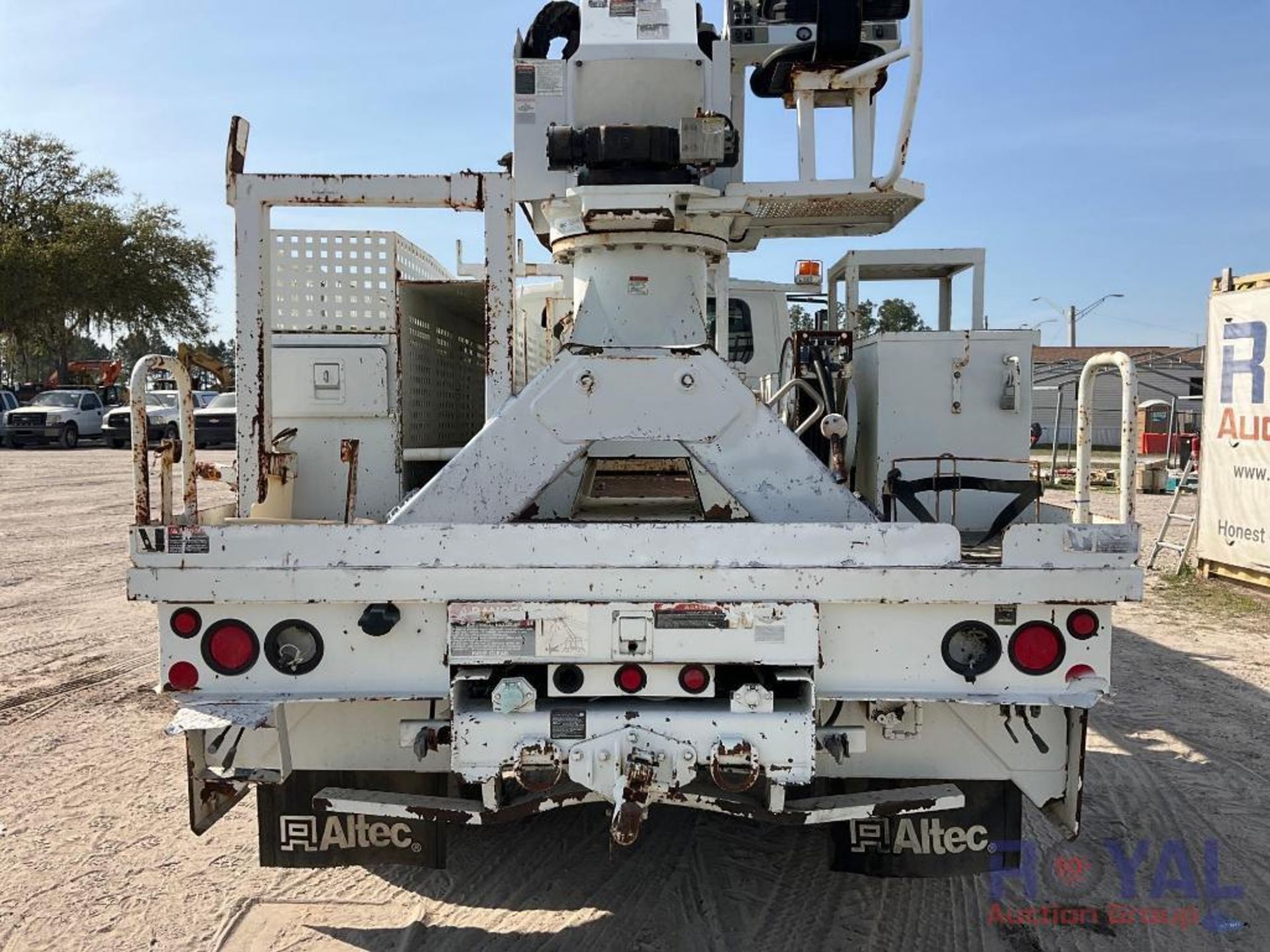 2011 International Durastar 4300 Altec DM47BR Insulated Digger Derrick Truck - Image 14 of 31